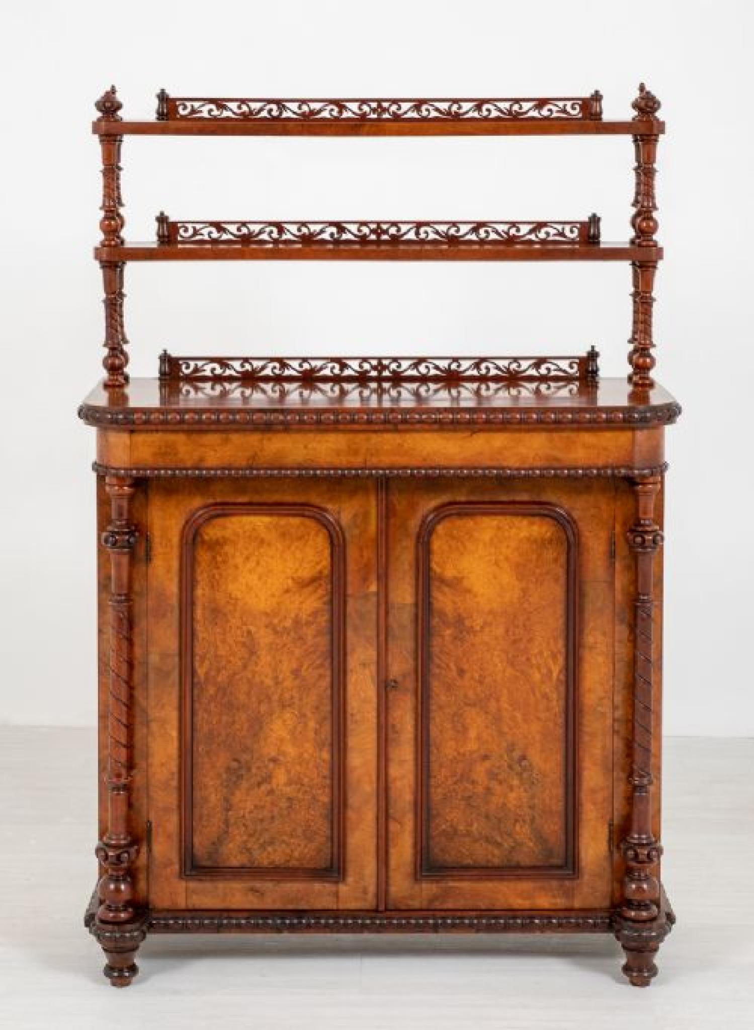 Zeitgenössische viktorianische Chiffonier Anrichte Gratnussbaum 1850 im Angebot 1