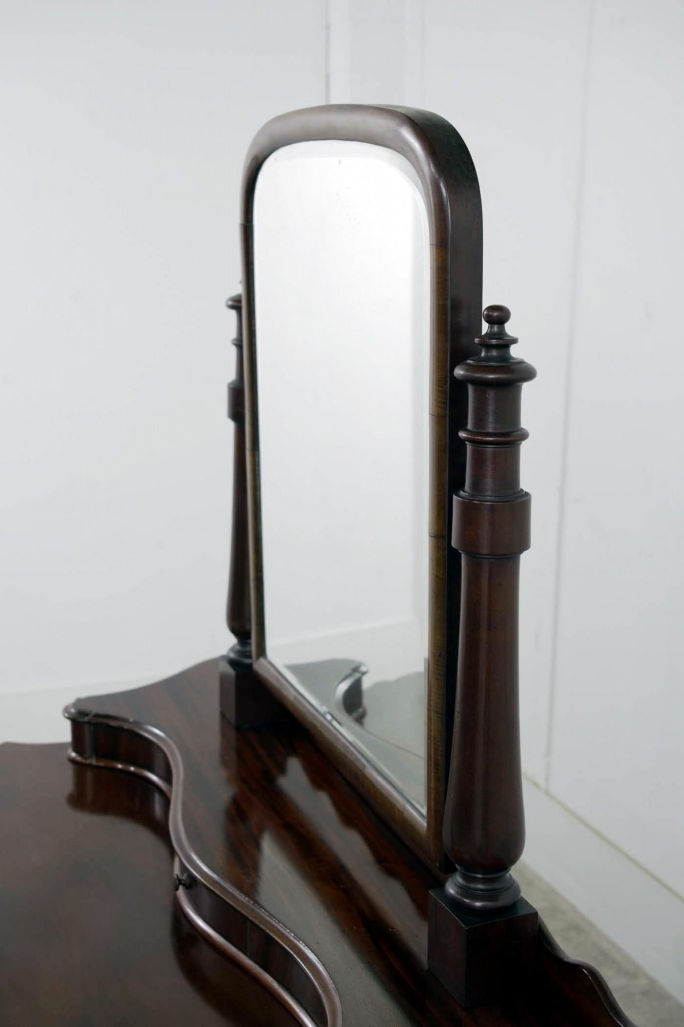 Sie sehen einen exquisiten viktorianischen Schminktisch aus Mahagoni
Tolles Aussehen mit eleganter Form und Mahagoni mit schöner Patina
Mit einem schwenkbaren Spiegel, der klar und makellos ist
Dieser wurde von unserem hauseigenen Restaurator