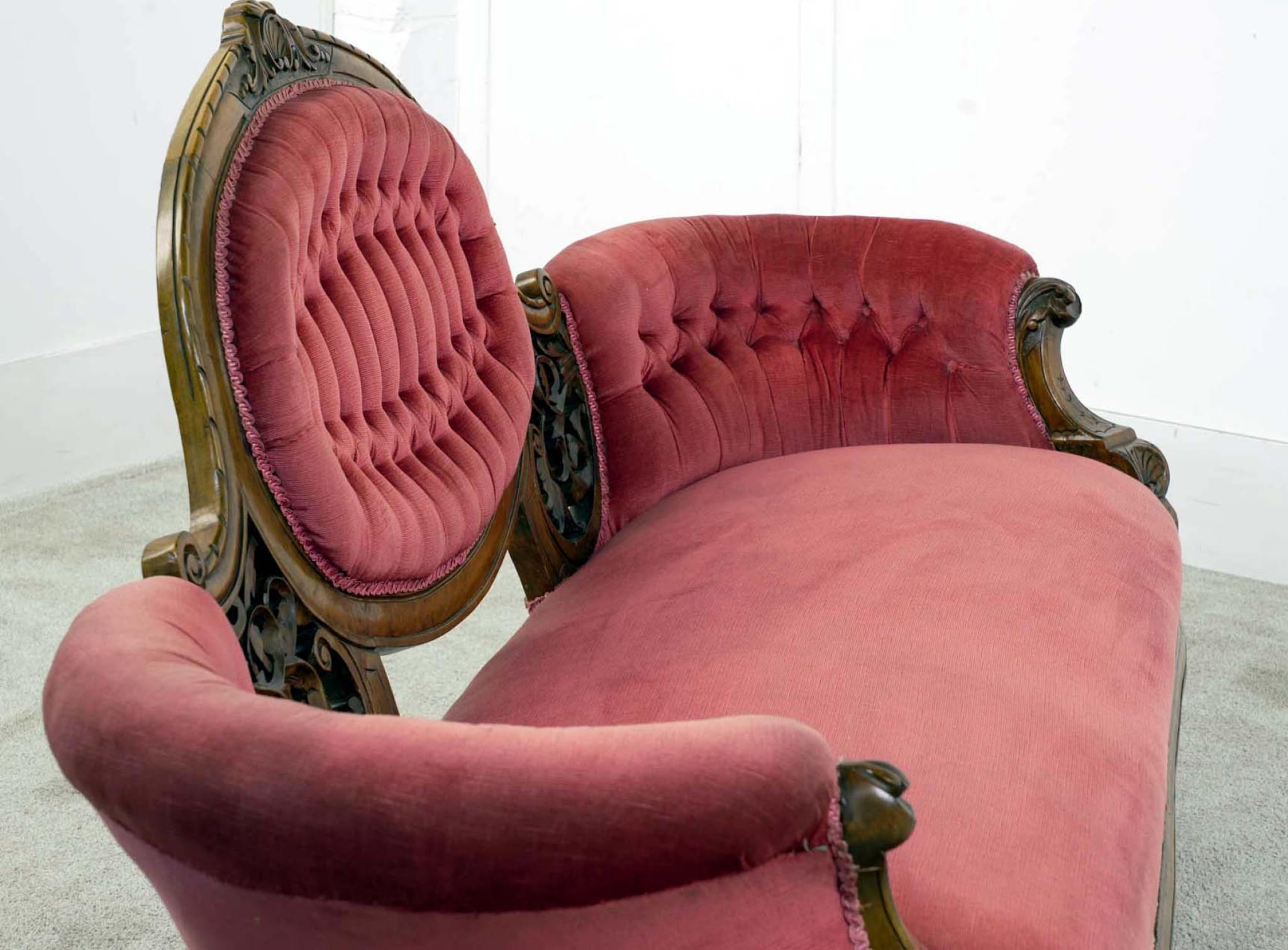 Period Victorian Settee Walnut Couch 1880 In Good Condition For Sale In Potters Bar, GB