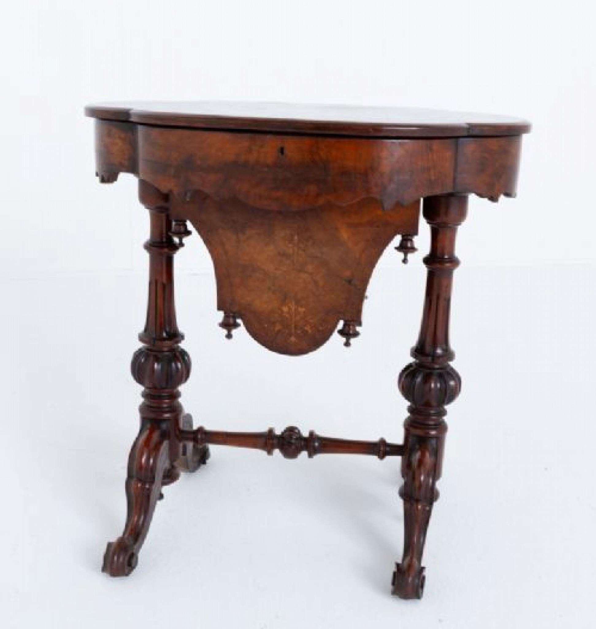 Tavolo da cucito vittoriano in radica di noce.
Circa 1860
Questo tavolo da cucito ha una forma ovale.
Il piano presenta intarsi e incastri in legno di bosso.
Il coperchio si apre per rivelare un interno attrezzato con coperture a traforo.
Il tavolo