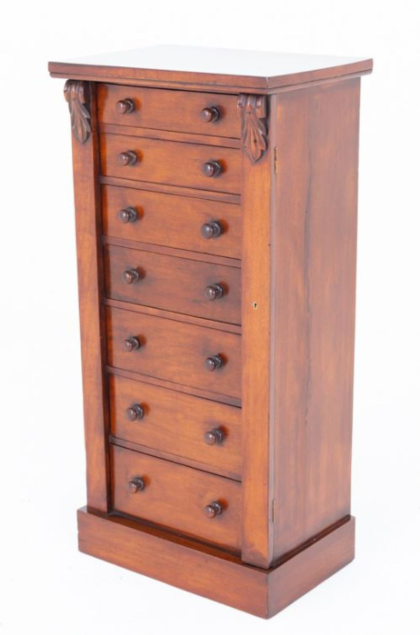 Cassettone vittoriano in mogano Wellington
Circa 1860
Questa cassapanca Wellington poggia su una base a plinto.
Dispone di 7 cassetti graduati con pomelli torniti.
Spediamo in tutto il mondo, compresi gli Stati Uniti, quindi contattaci per un