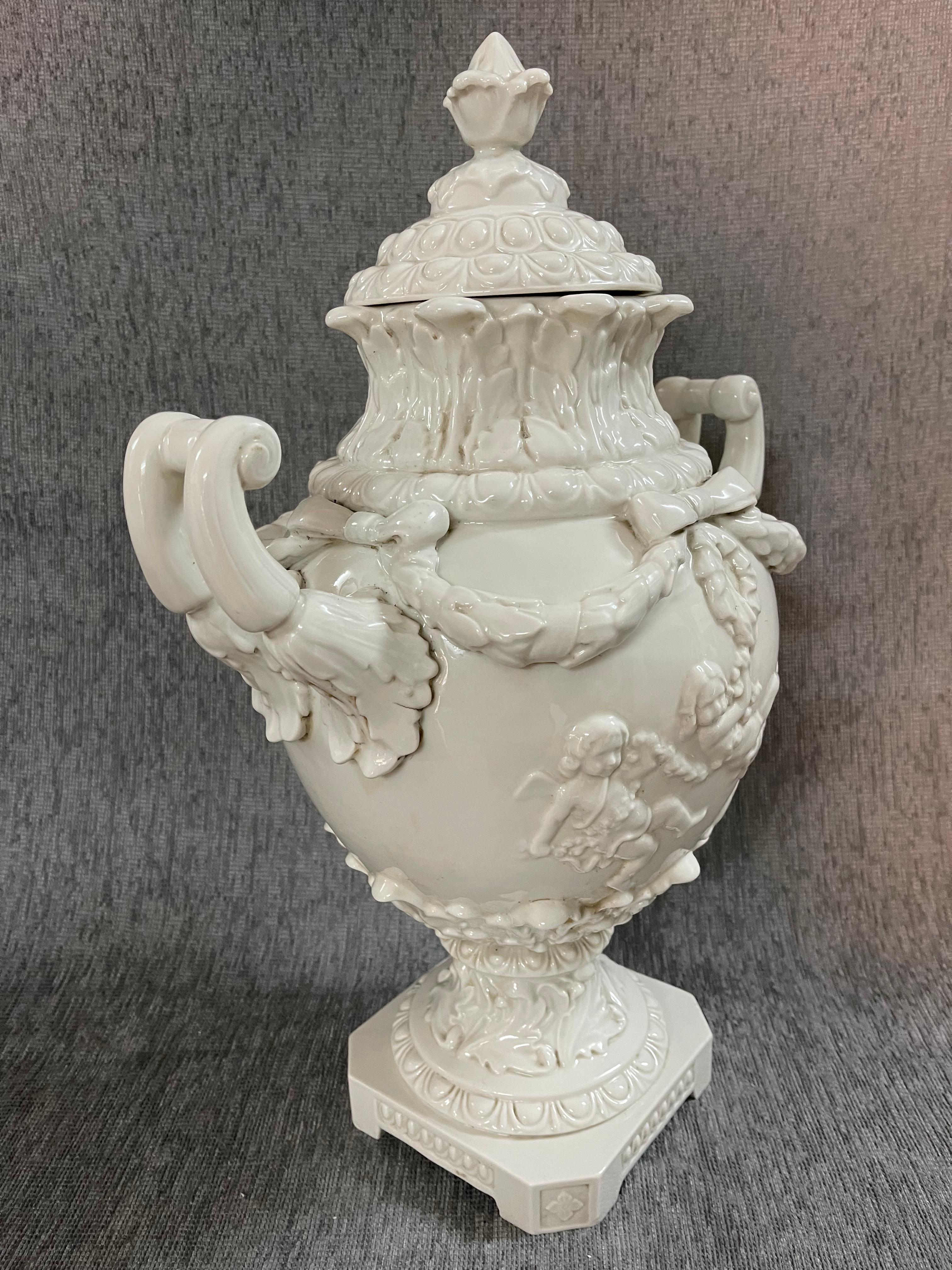 Period White Italian Capodimonte Porcelain Urn In Good Condition In Roma, IT