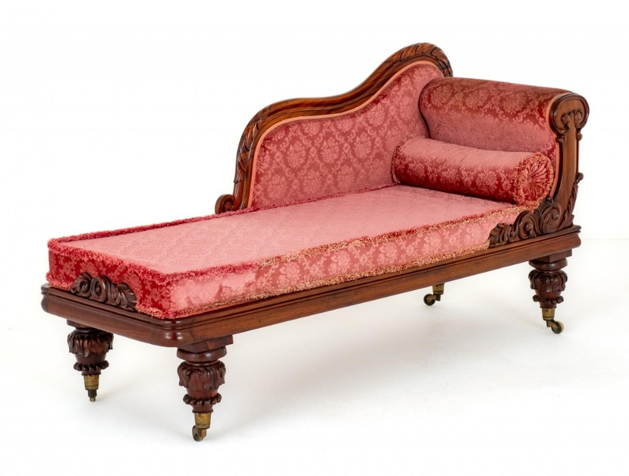 Cette impressionnante chaise longue repose sur de magnifiques pieds sculptés et tournés, munis de roulettes en laiton.
L'extrémité en volute présente des détails sculptés typiques de William IV.
19ème siècle
Le dossier de la chaise longue est de