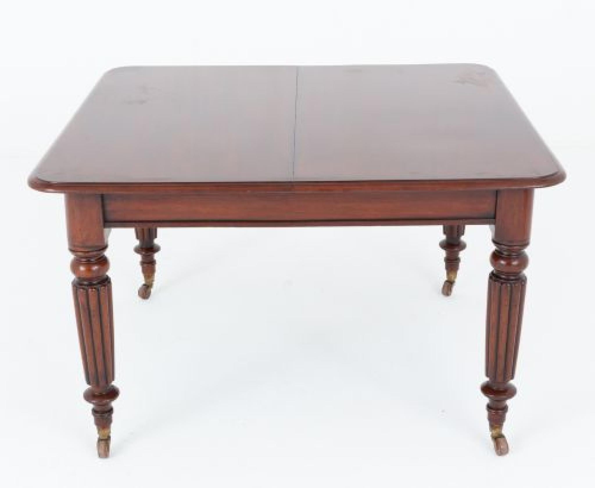 Tavolo da pranzo allungabile in mogano William IV
Periodo William IV antico - XIX secolo
Spediamo in ogni angolo del pianeta, compresi gli Stati Uniti: contattaci per un preventivo di spedizione.
Abbiamo diverse sedie da pranzo da abbinare se stai