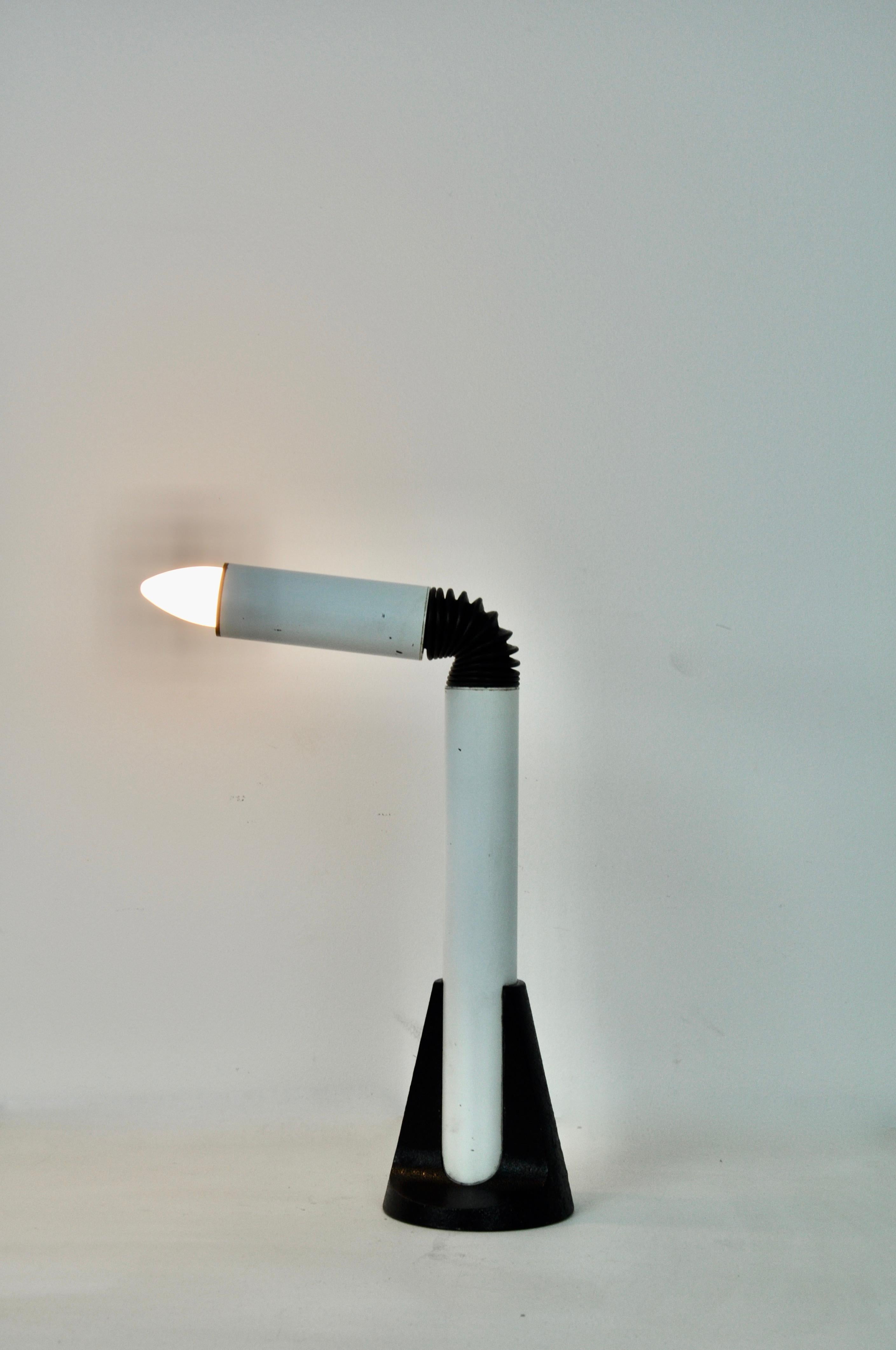 Lampe en métal de couleur blanche et noire. Usure due au temps et à l'âge de la lampe (voir photo).