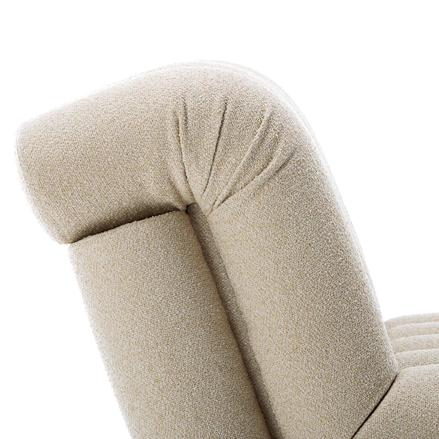 Italiano Chaise longue scanalata in tessuto beige Periscopio di Studiopepe in vendita
