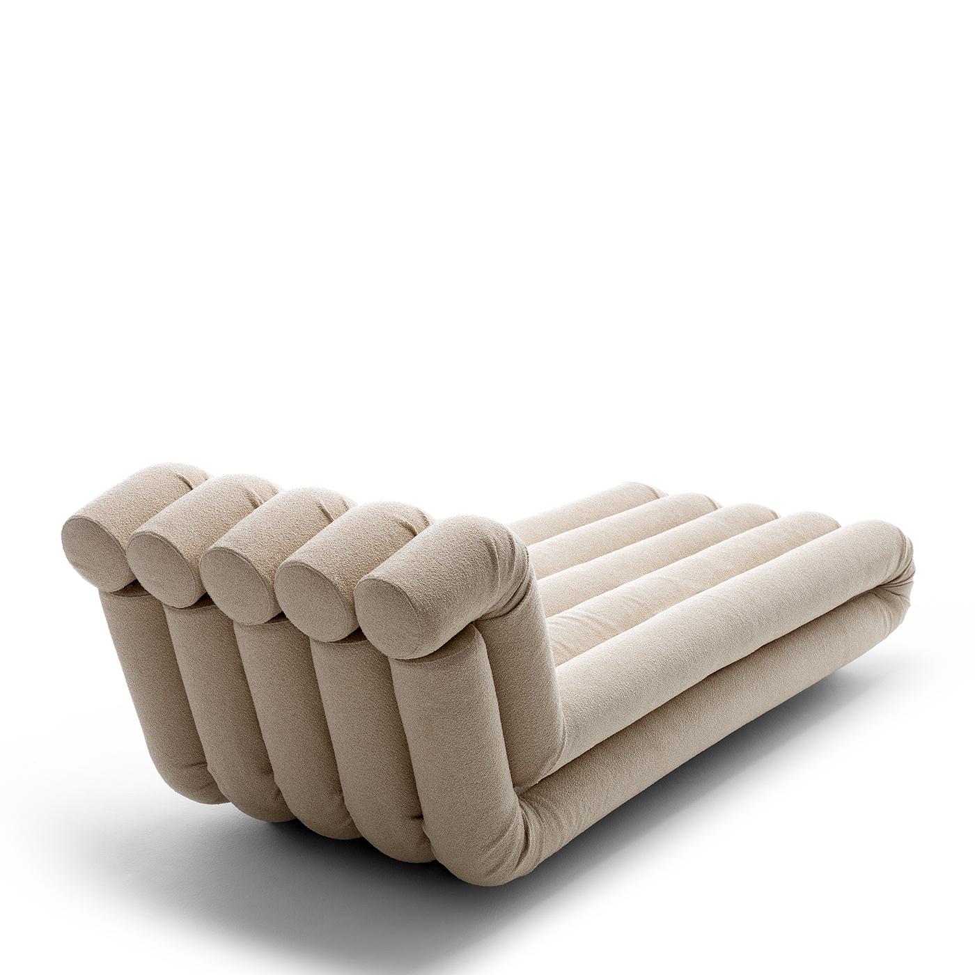 Tessile Chaise longue scanalata in tessuto beige Periscopio di Studiopepe in vendita