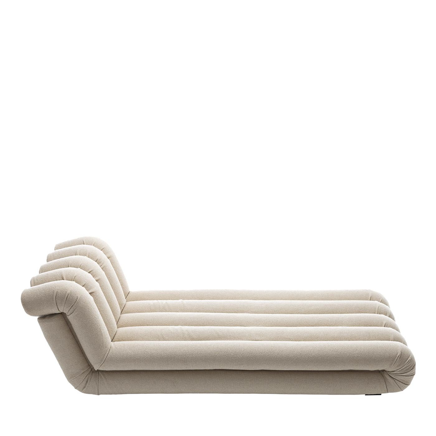 Chaise longue scanalata in tessuto beige Periscopio di Studiopepe in vendita 1