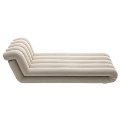 Chaise Longue de tela beige acanalada Periscopio by Studiopepe