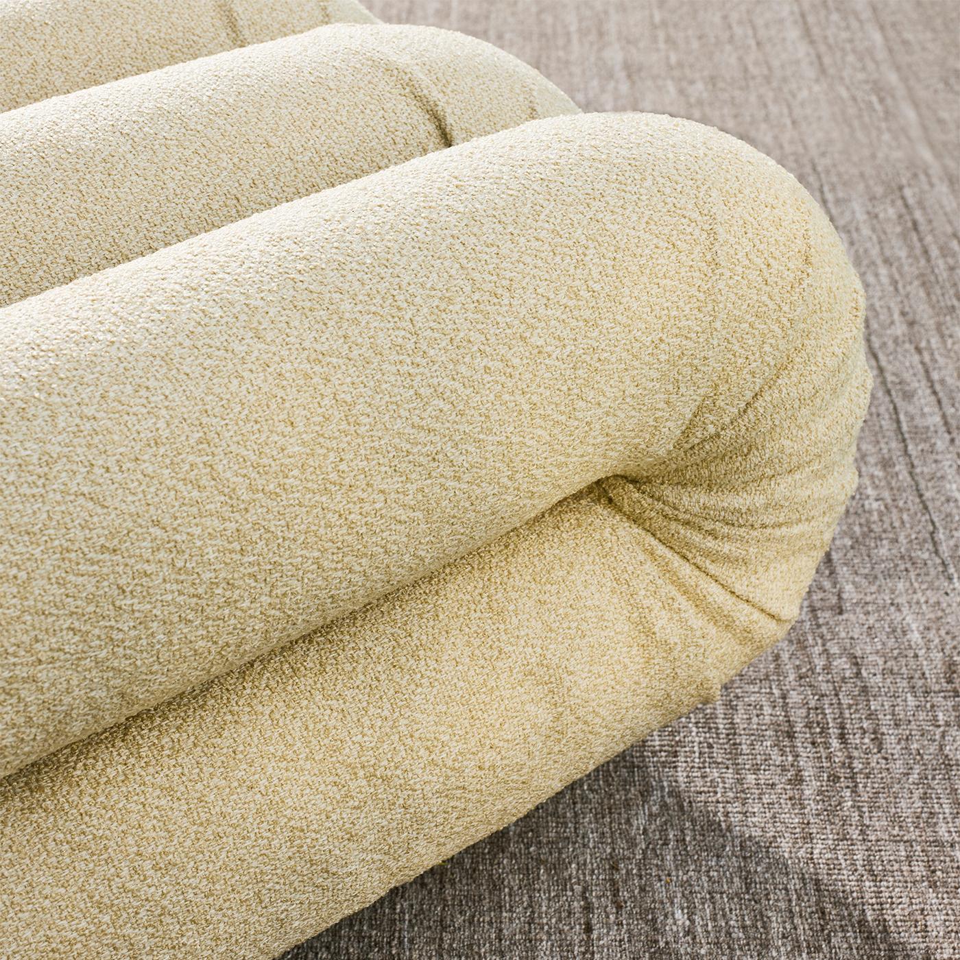 Italiano Divano in tessuto beige scanalato Periscopio di Studiopepe in vendita