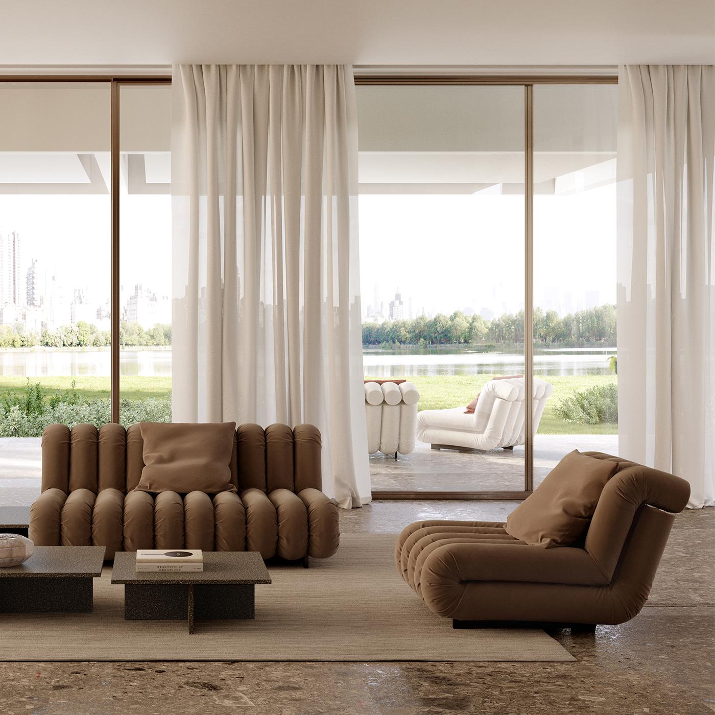 Dieser kultige Sessel, der den Rhythmus des 70er-Jahre-Designs aufgreift, verleiht Patios, Veranden oder Terrassen einen zusätzlichen Hauch von Exklusivität. Geschickt gebogen, zeichnen fünf prall gepolsterte Rohre seine skulpturale Silhouette nach,