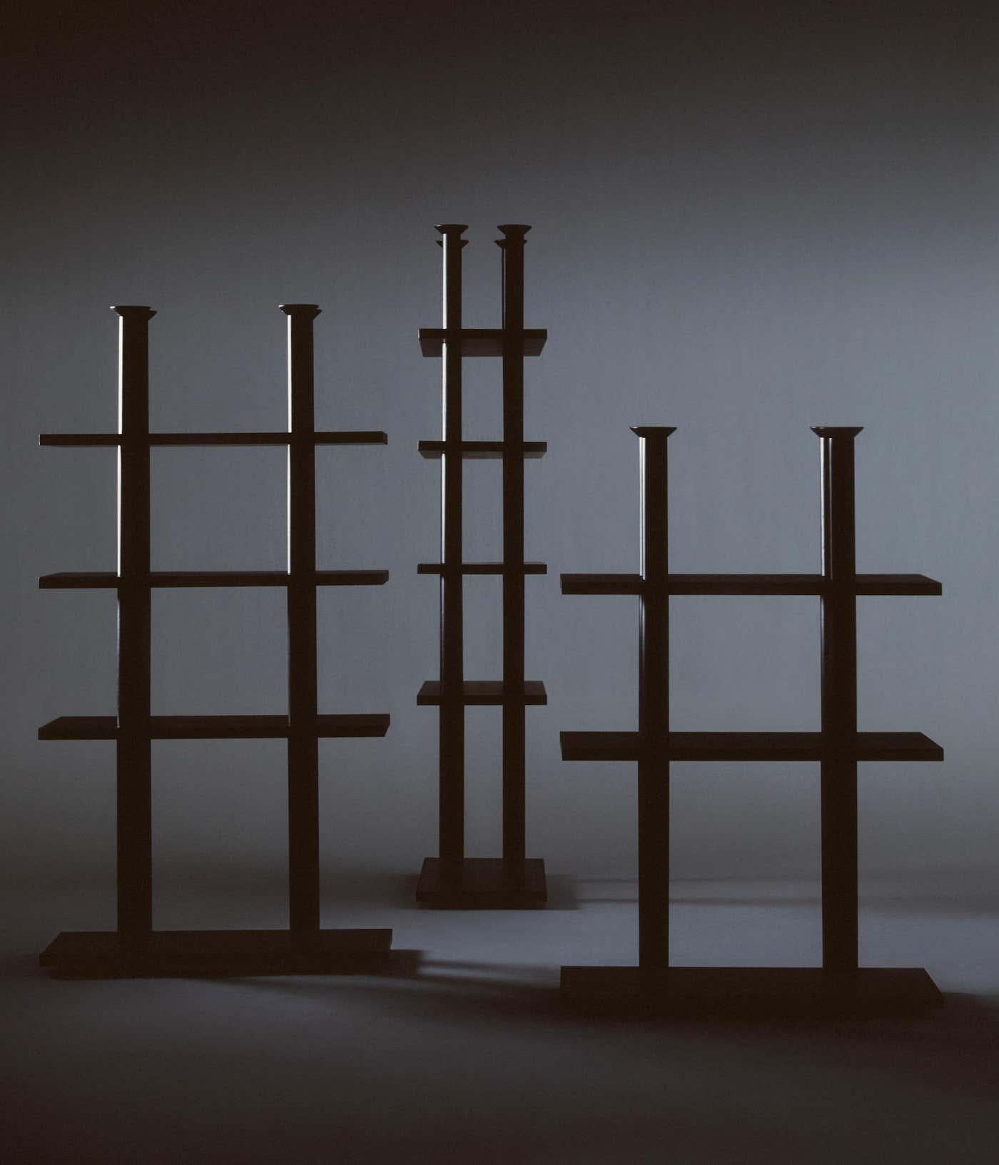 Jeu de trois étagères en bois noir Peristylo par Oscar Tusquets pour Bd Barcelona

Inspiré par son design Columnata de 1994, un nom qui vient de sa référence continue à la colonne dans son travail, Oscar Tusquets nous apporte l'étagère New