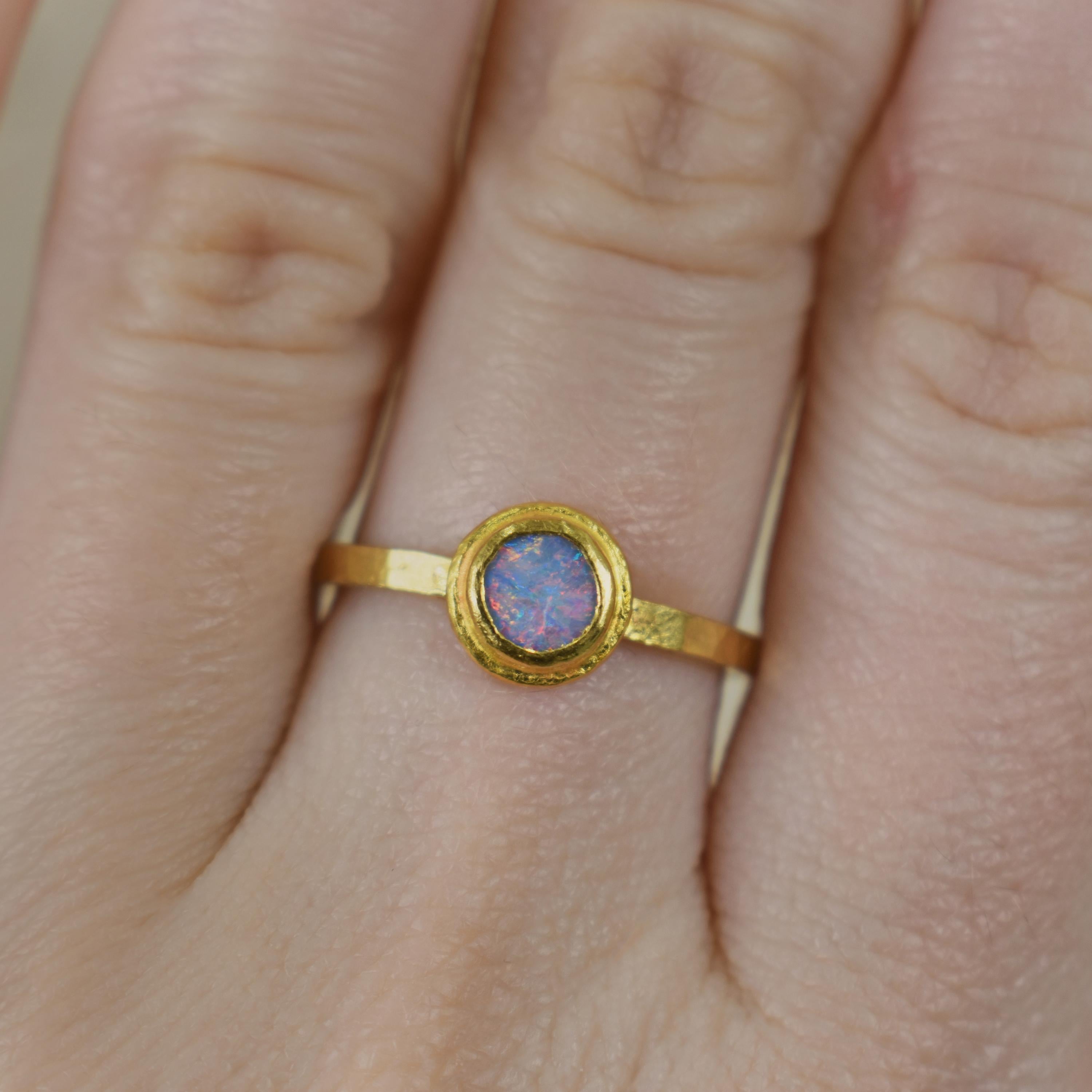 Periwinkle Australian Opal 22 Karat Gold Solitaire Ring In New Condition For Sale In Naples, FL