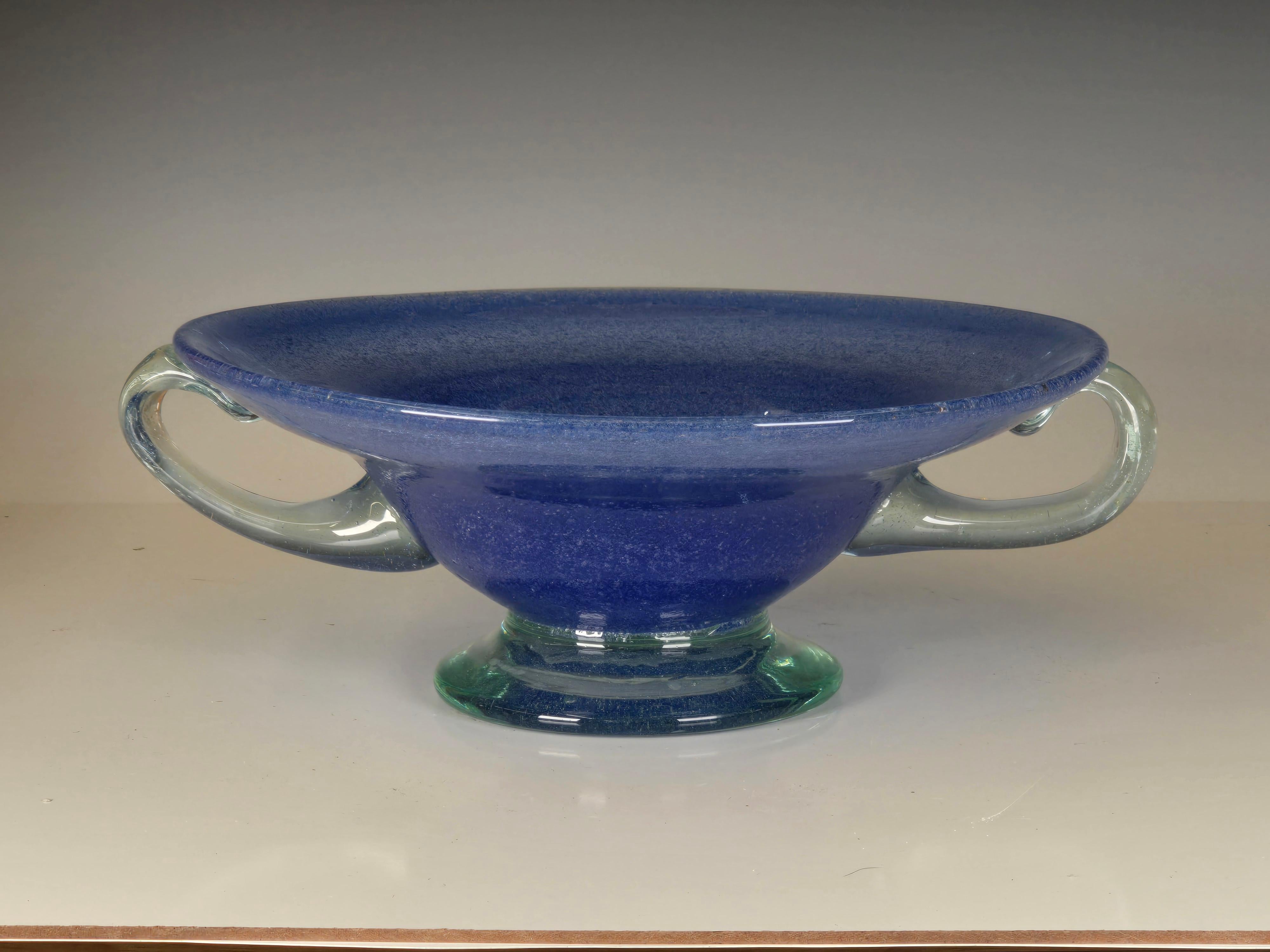 Splendida ciotola con piede in tecnica bollicine di Murano di colore blu pervinca con piede e manici in vetro trasparente risalente agli anni '40.    Non sono riuscita a risalire a chi ha realizzato questo specifico vetro colorato, ma è  splendido. 