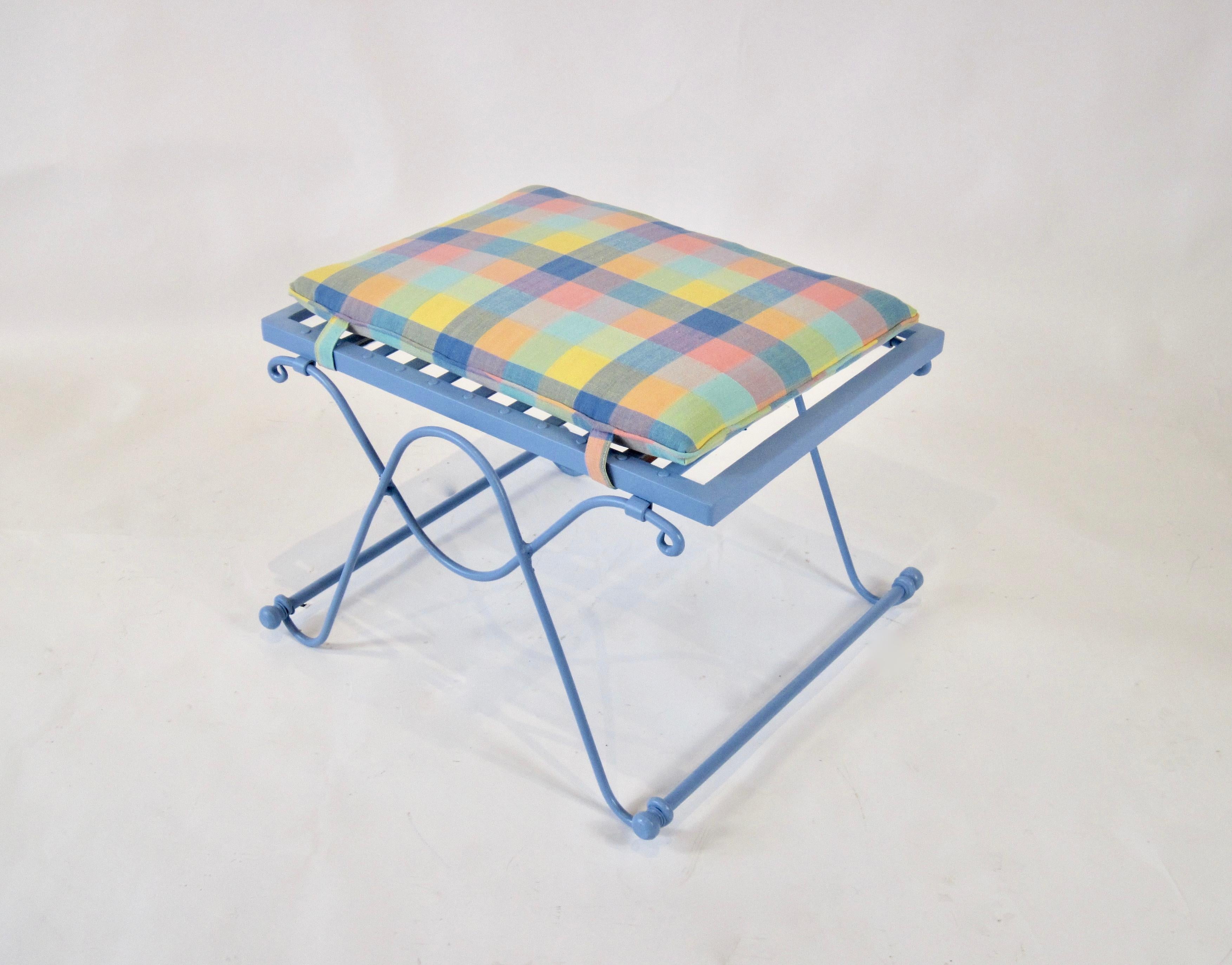 Banc vintage des années 1950 en fer forgé récemment peint par poudrage en bleu pervenche avec coussin amovible. Peut servir de banc, d'ottoman ou de porte-bagages.

Coussin récemment réalisé avec du tissu vintage. Les sangles sont fixées à l'aide de