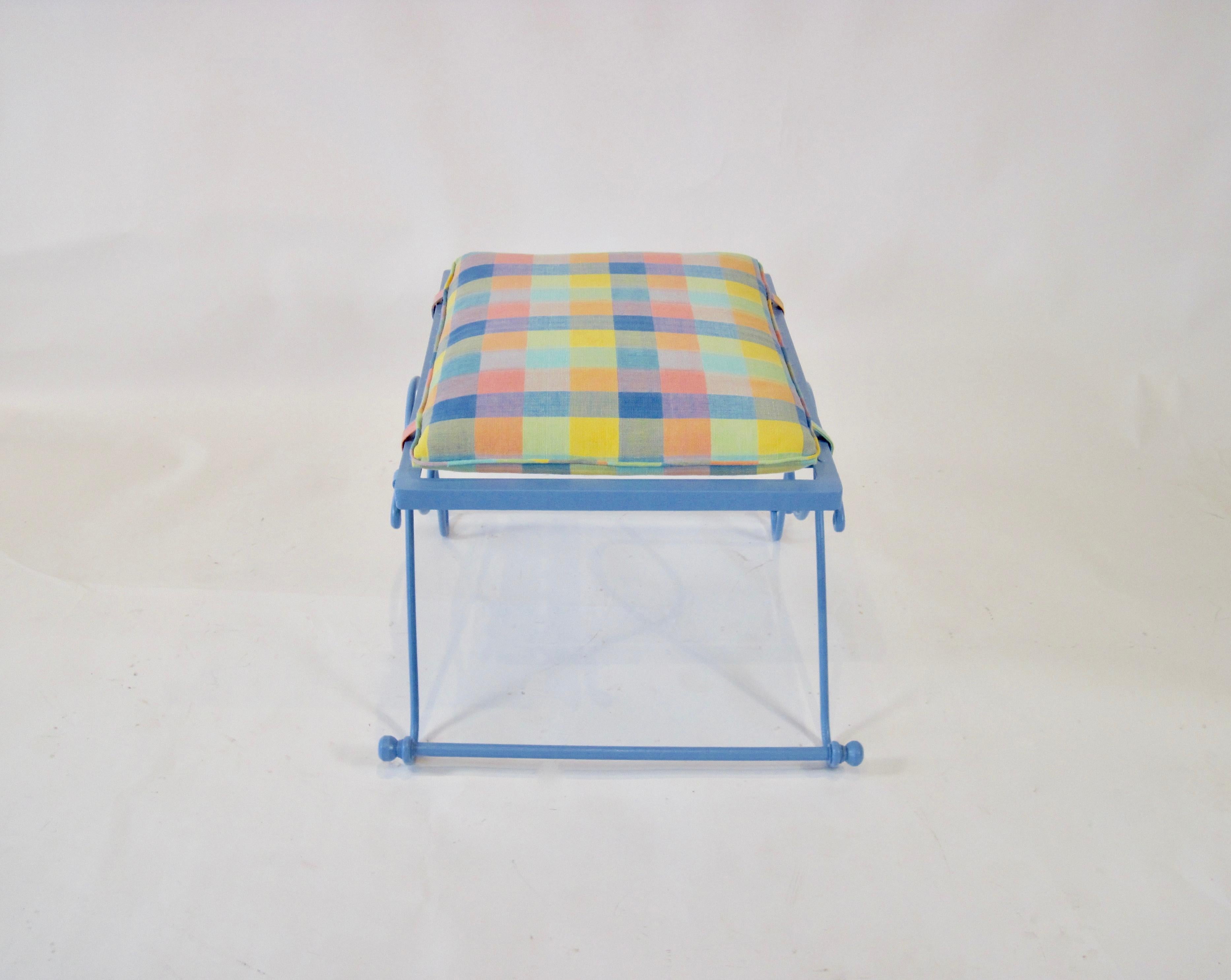 Poudré Banc en fer forgé bleu pervenche des années 1950 en vente
