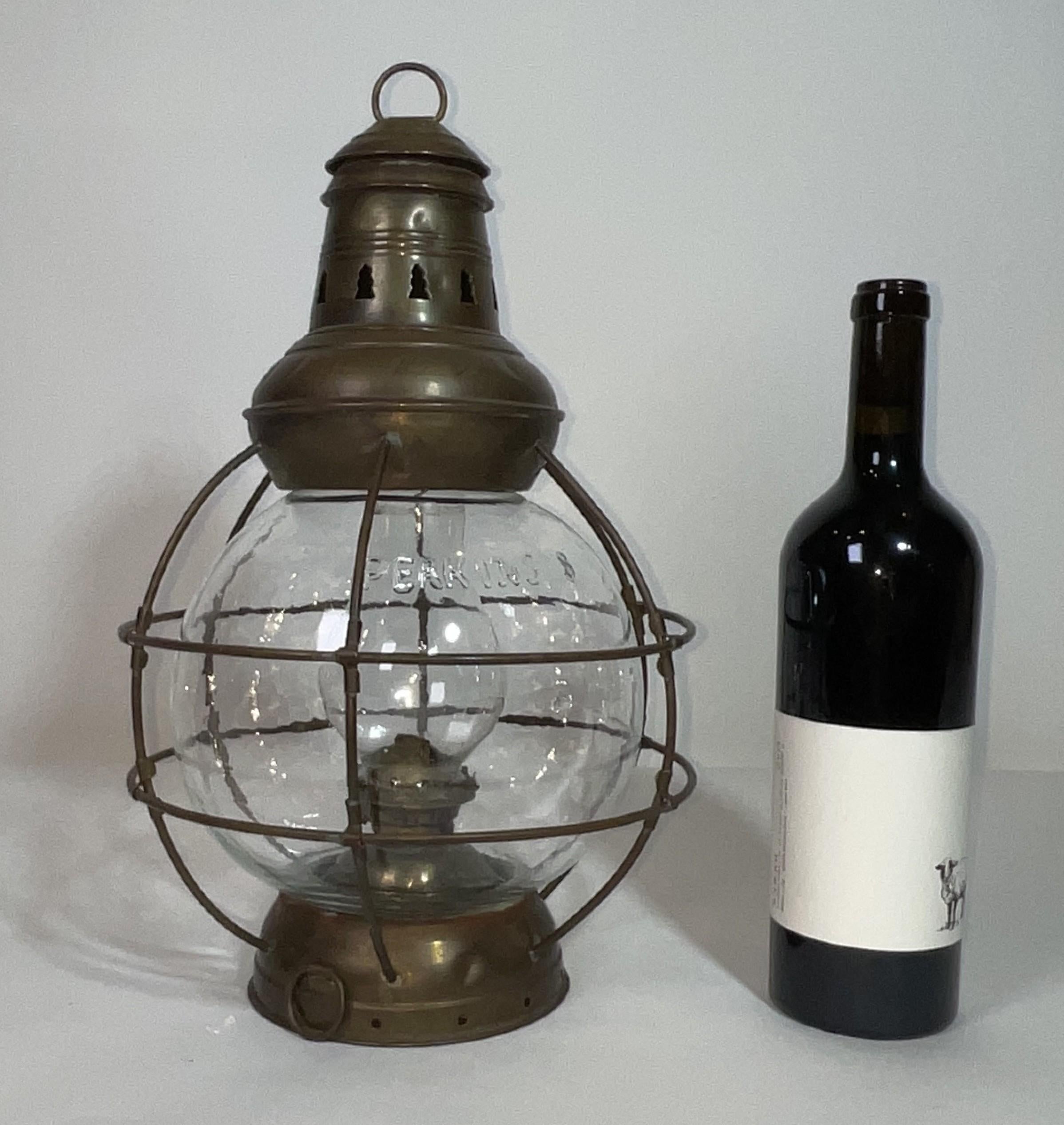 Lanterne oignon Perko en laiton massif avec un globe en verre transparent de 8 pouces. Équipé du brûleur à huile d'origine, de barres extérieures pour protéger le globe, d'une cheminée ventilée et d'un anneau de transport. Quelques petites bosses.