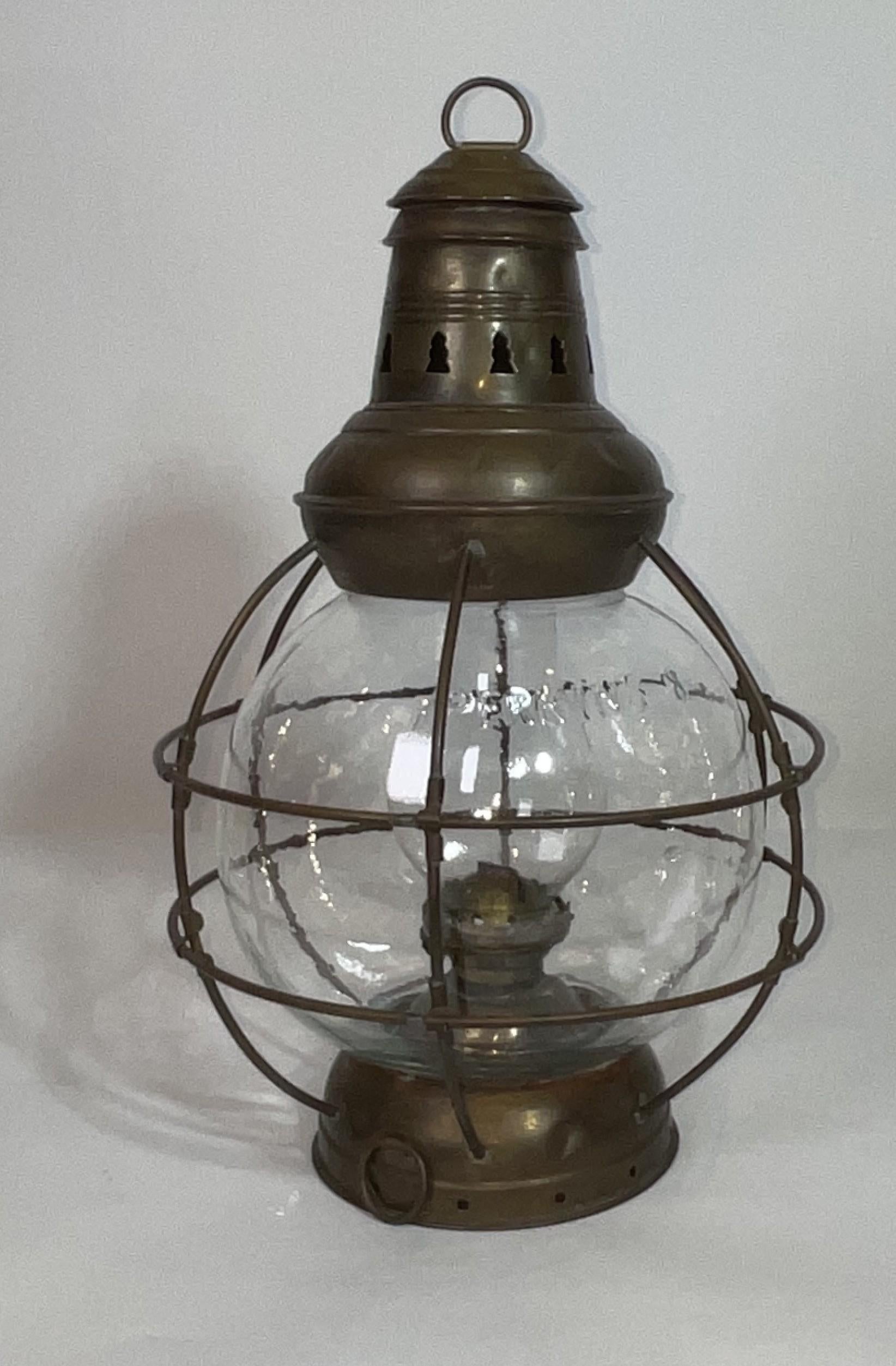 Perkins Marine Lanterne à oignon avec globe de huit pouces Bon état - En vente à Norwell, MA