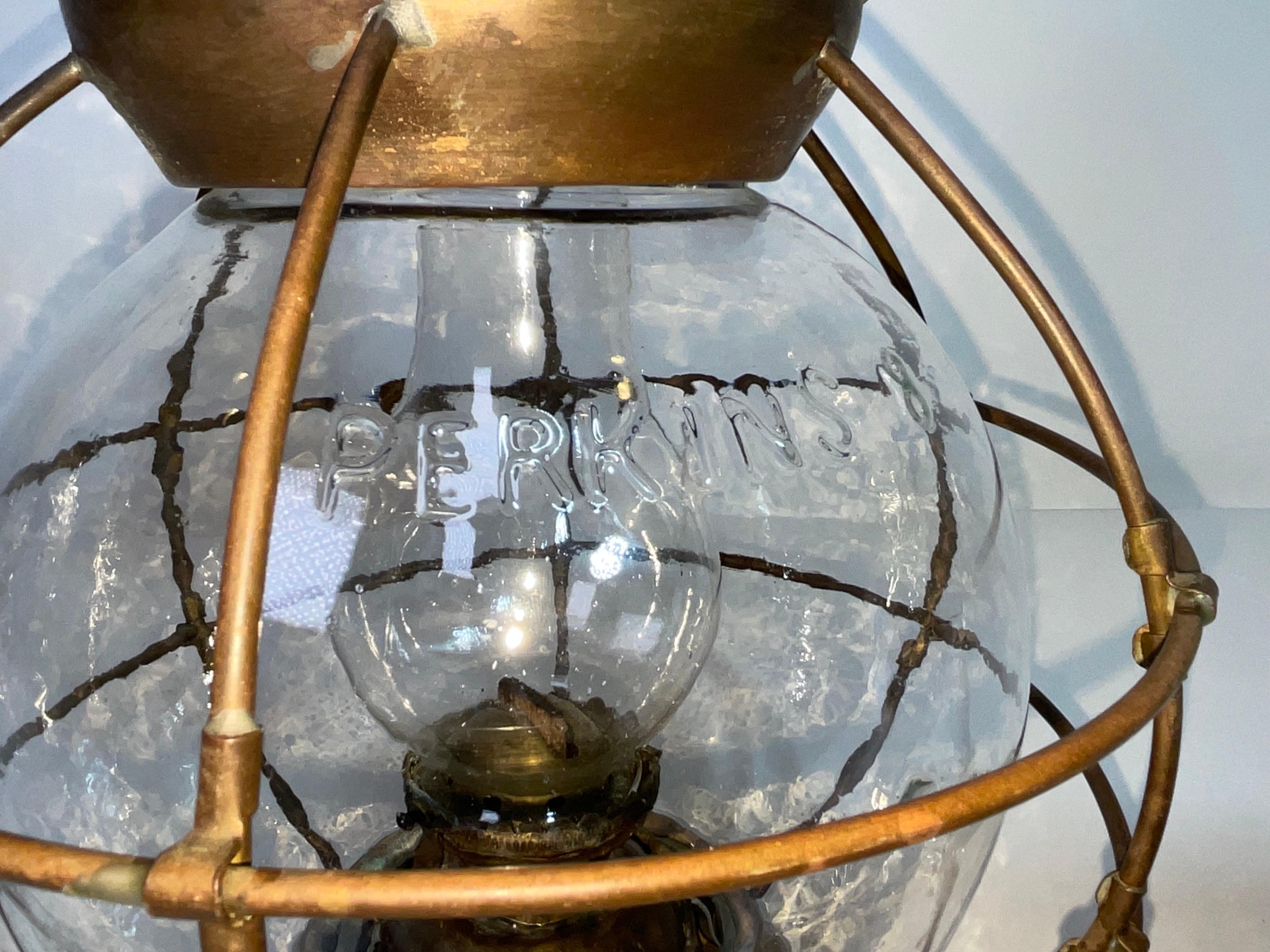 Milieu du XXe siècle Perkins Marine Lanterne à oignon avec globe de huit pouces en vente
