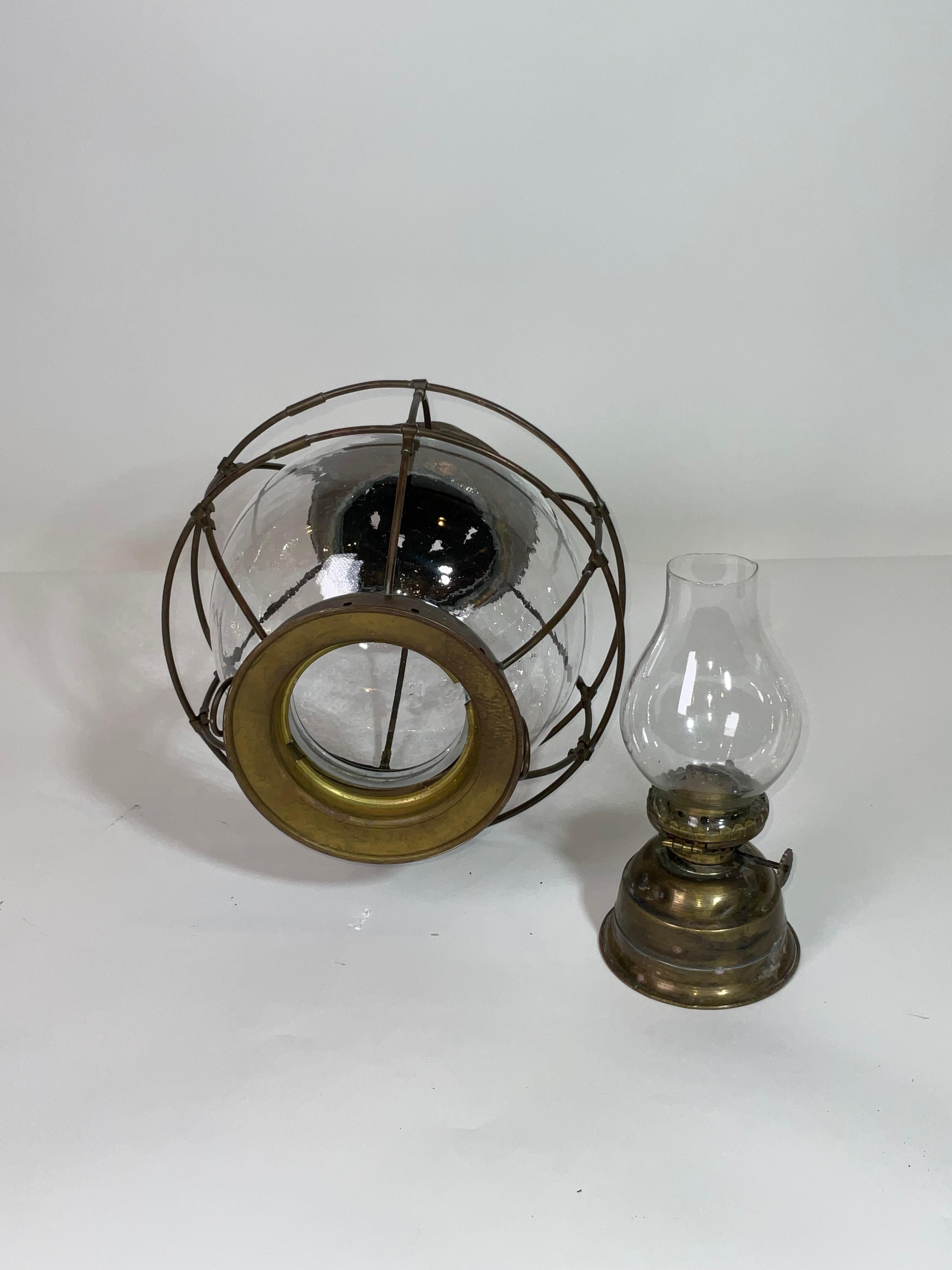Perkins Marine Lanterne à oignon avec globe de huit pouces en vente 2