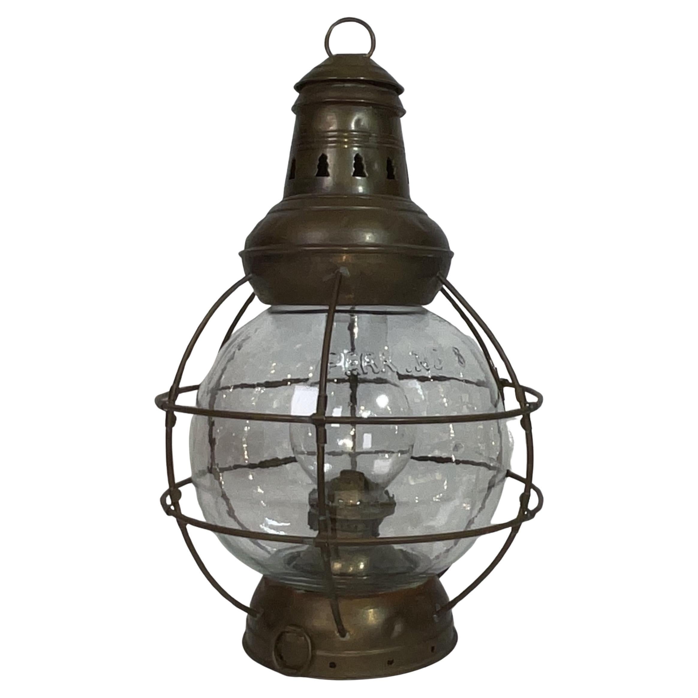 Perkins Marine Lanterne à oignon avec globe de huit pouces