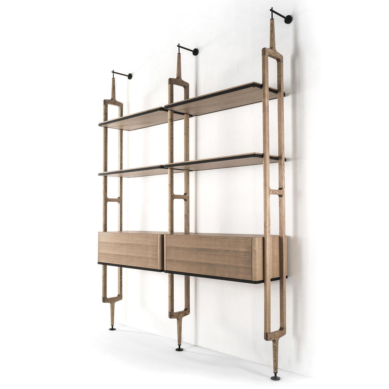 Perla Bookcase with all elements in solid ash wood in 
natural finish. Bookcase composed of 3 vertical structures
in solid ash with fixing system from floor to the ceiling or to 
the wall, with fixing elements in metal in matt black finish. 
With 4