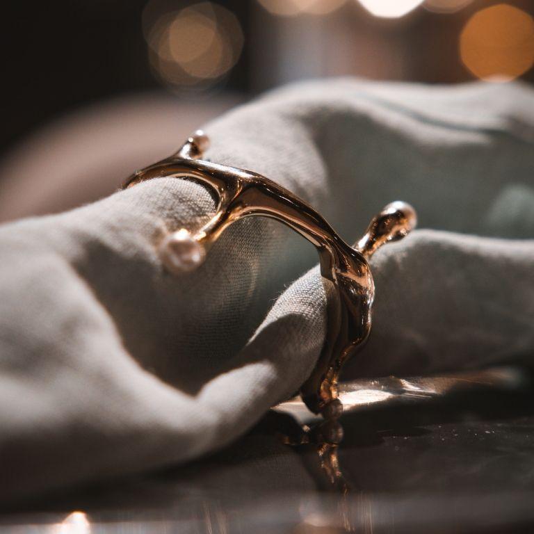 Fait main Perla - Rond de serviette en laiton avec perles raffinées en vente
