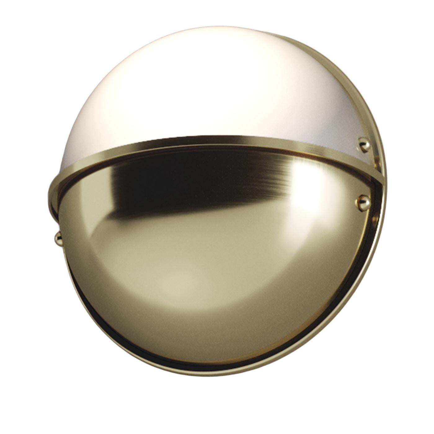 Una luminosa mezza luna composta da semisfere in vetro bianco e metallo color bronzo, questa eccezionale lampada da parete appartiene a una stupenda serie disegnata da Christian Piccolo e ispirata alla parola persiana 