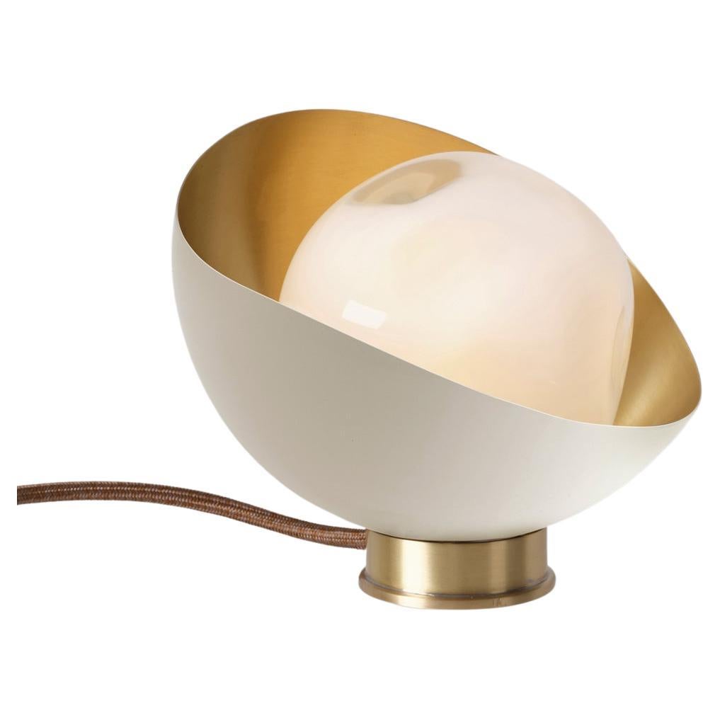 Mini lampe de bureau Perla par Gaspare Asaro. Finition blanc sable et laiton satiné en vente