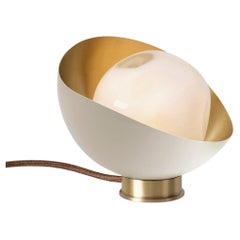 Mini lampe de bureau Perla par Gaspare Asaro. Finition blanc sable et laiton satiné