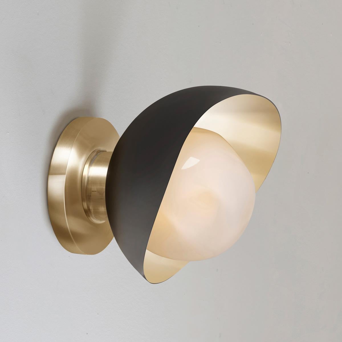 L'applique Perla Mini è la più piccola della collezione Perla, caratterizzata da un guscio organico in ottone che racchiude il nostro vetro Sfera soffiato a mano a Murano. Vedi Perla e Perla Grande per i modelli più grandi.

Le immagini principali