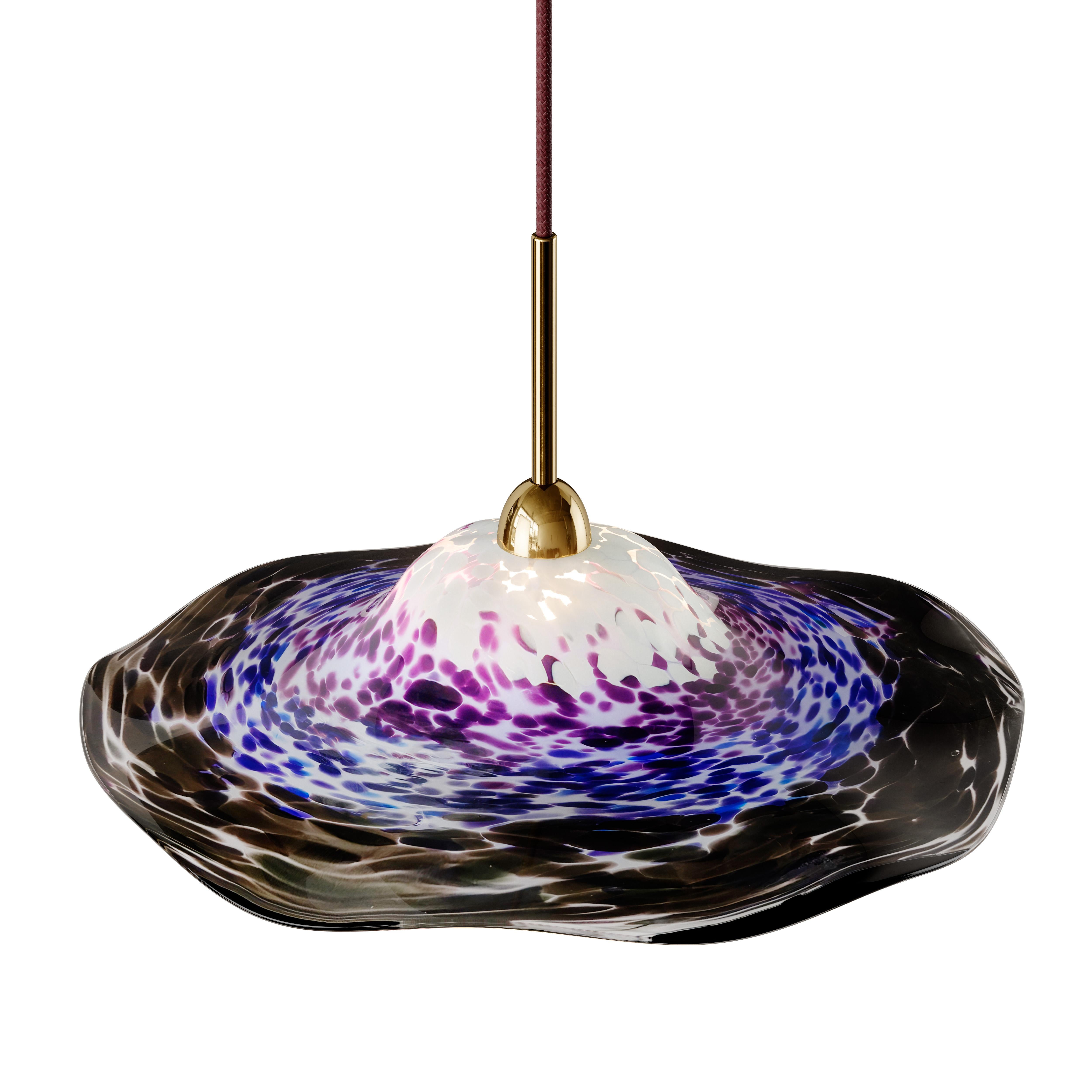 Perla takes inspiration from the oyster, with the distinctive, organic form of the decorative hand spun glass shade representing the shell, with the central light source acting as the pearl. The result is a soft and graceful luminaire that adds a