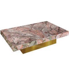 Table basse grise et rose avec plateau en scagliola et base en feuille d'or, fabriquée à la main en Italie par Cupioli