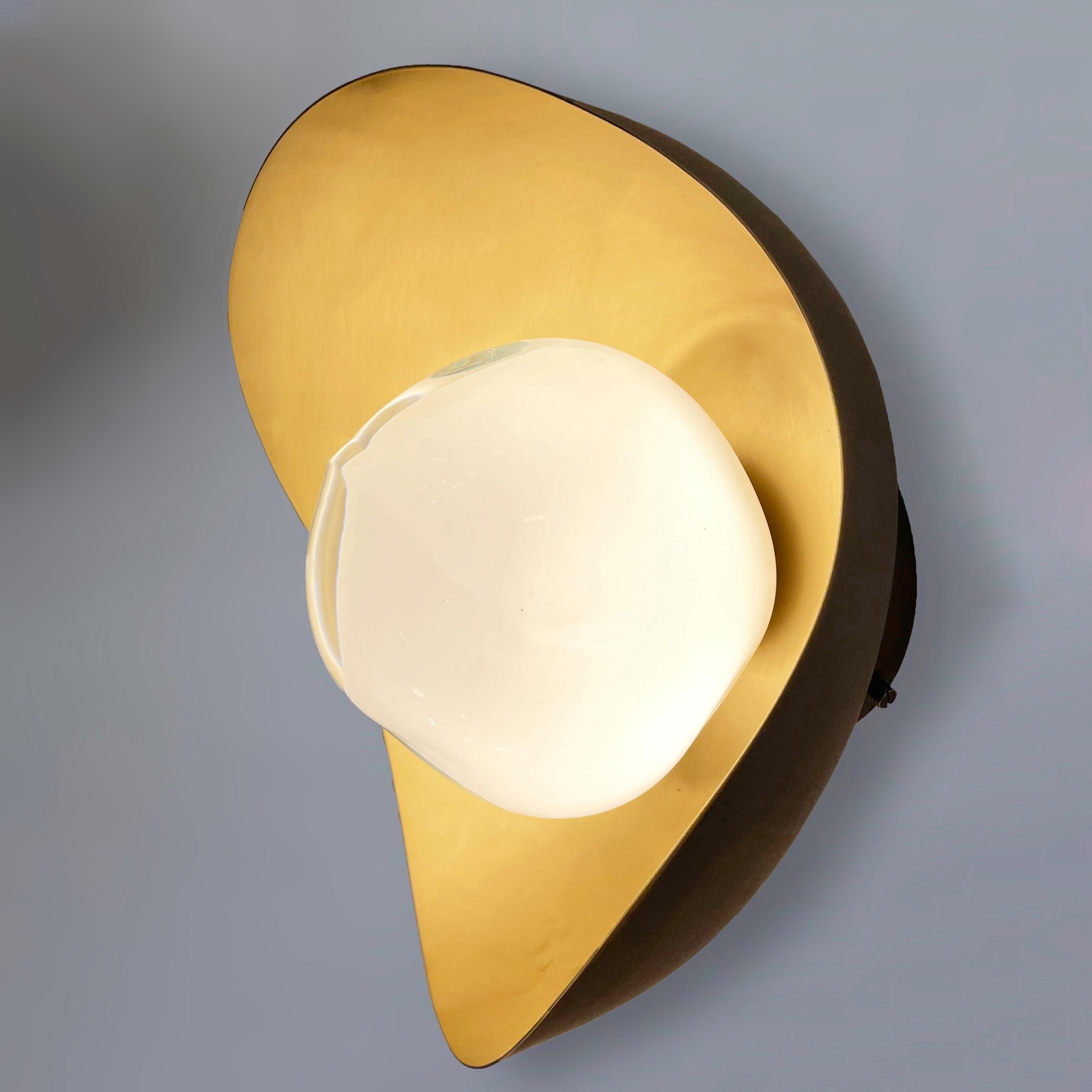 Perla-Wandleuchte von Gaspare Asaro-Satinierte Messing-/Bronze-Finish (Moderne) im Angebot