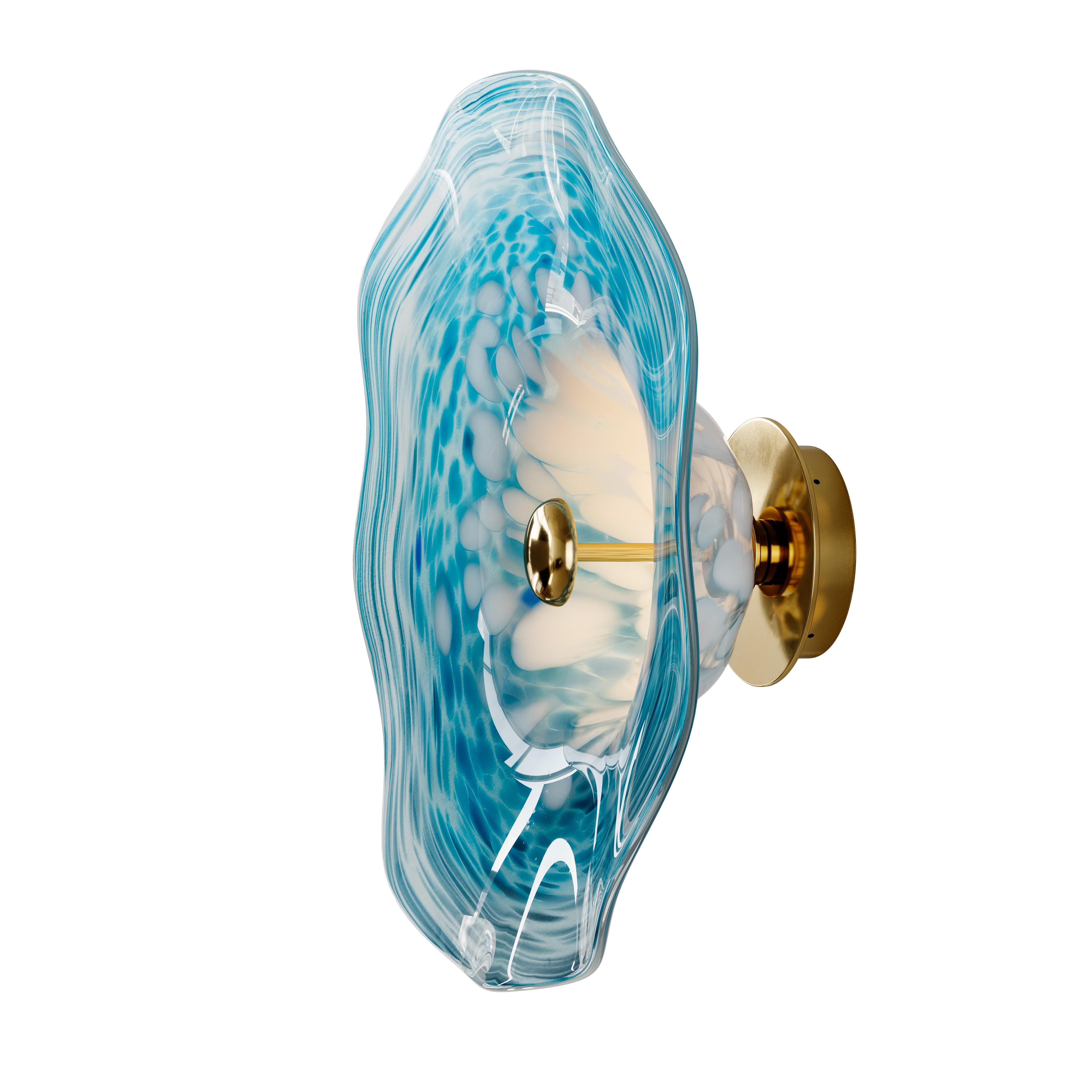Perla ist von der Auster inspiriert, wobei die markante, organische Form des dekorativen, handgesponnenen Glasschirms die Muschel darstellt, während die zentrale Lichtquelle als Perle fungiert. Das Ergebnis ist eine weiche und anmutige Luminaire,