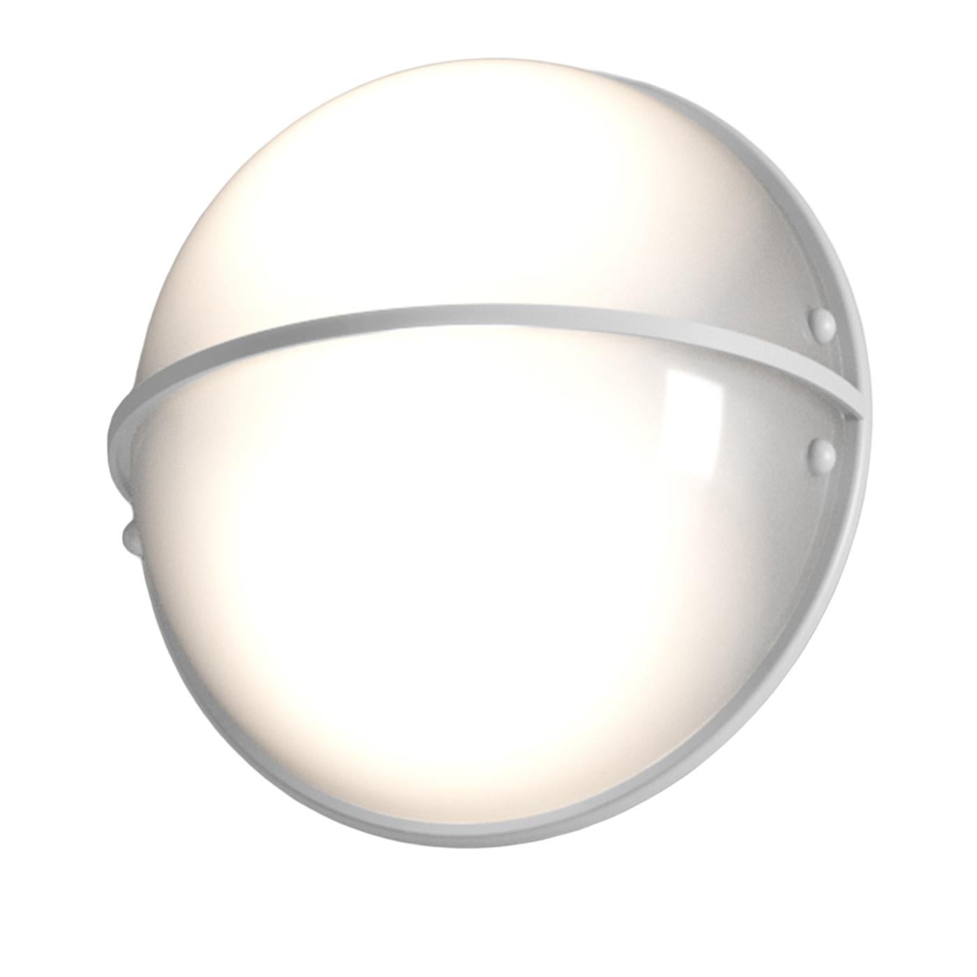 Máxima expresión de luminosidad, este magnífico aplique ostenta un encanto blanco total que adornará e iluminará de forma única un interior contemporáneo. Diseñada por Christian Piccolo como parte de una serie de luminarias inspiradas en la palabra