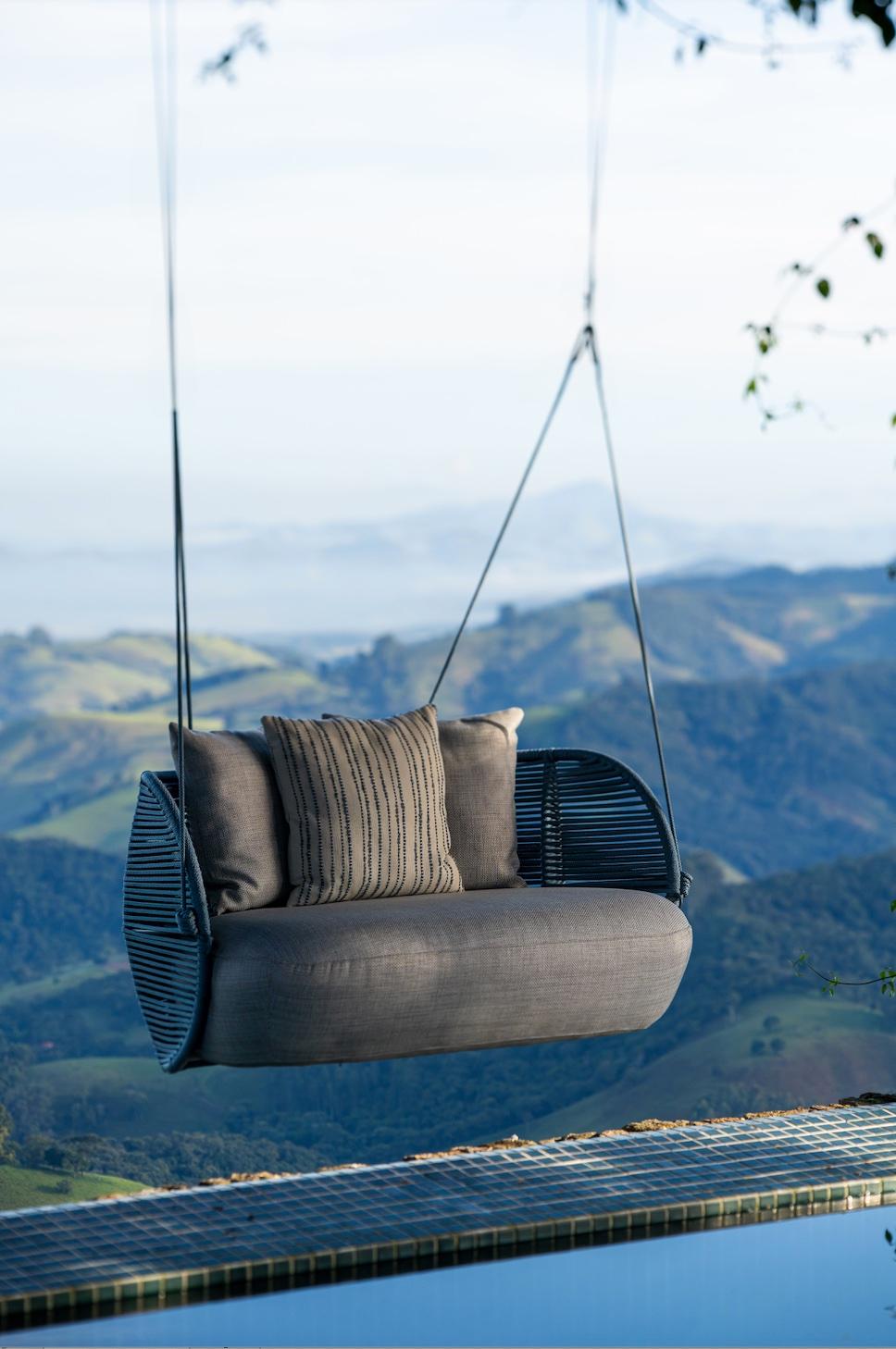 The Perlage outdoor swing is made with highly resistant nautical materials, which allows it to be used both indoors and outdoors.

The foam is dry, repels rain and dries in two hours of sun exposure.

The seat is upholstered and comes with 3 loose