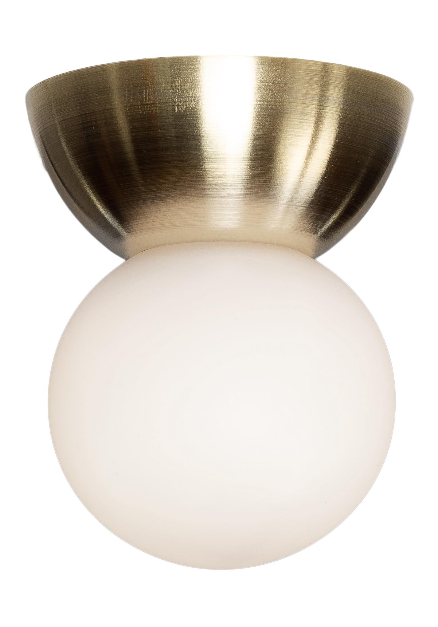 Perle: mundgeblasener weißer Opal-Glaskugel (sandgestrahlt), Wandleuchter oder Einbauleuchter (Moderne der Mitte des Jahrhunderts) im Angebot