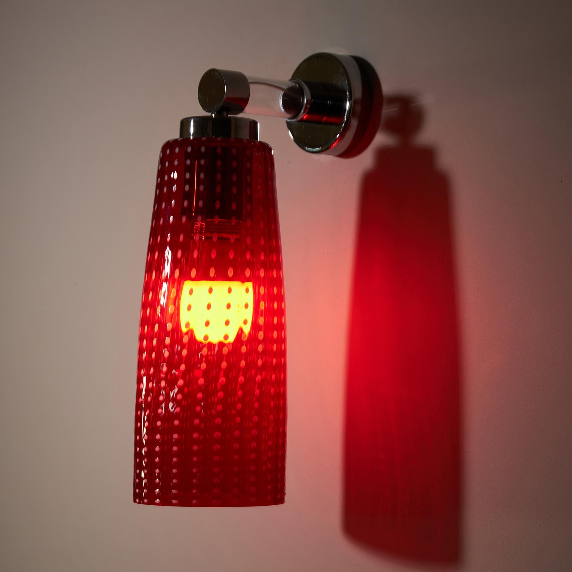 Un llamativo diseño de lámpara de Federico de Majo para Zafferano de 2015. El modelo llamado Perle tiene una pantalla de cristal de Murano rojo caramelo con puntitos blancos, y una montura de acero cromado. Disponible en excelente estado vintage,