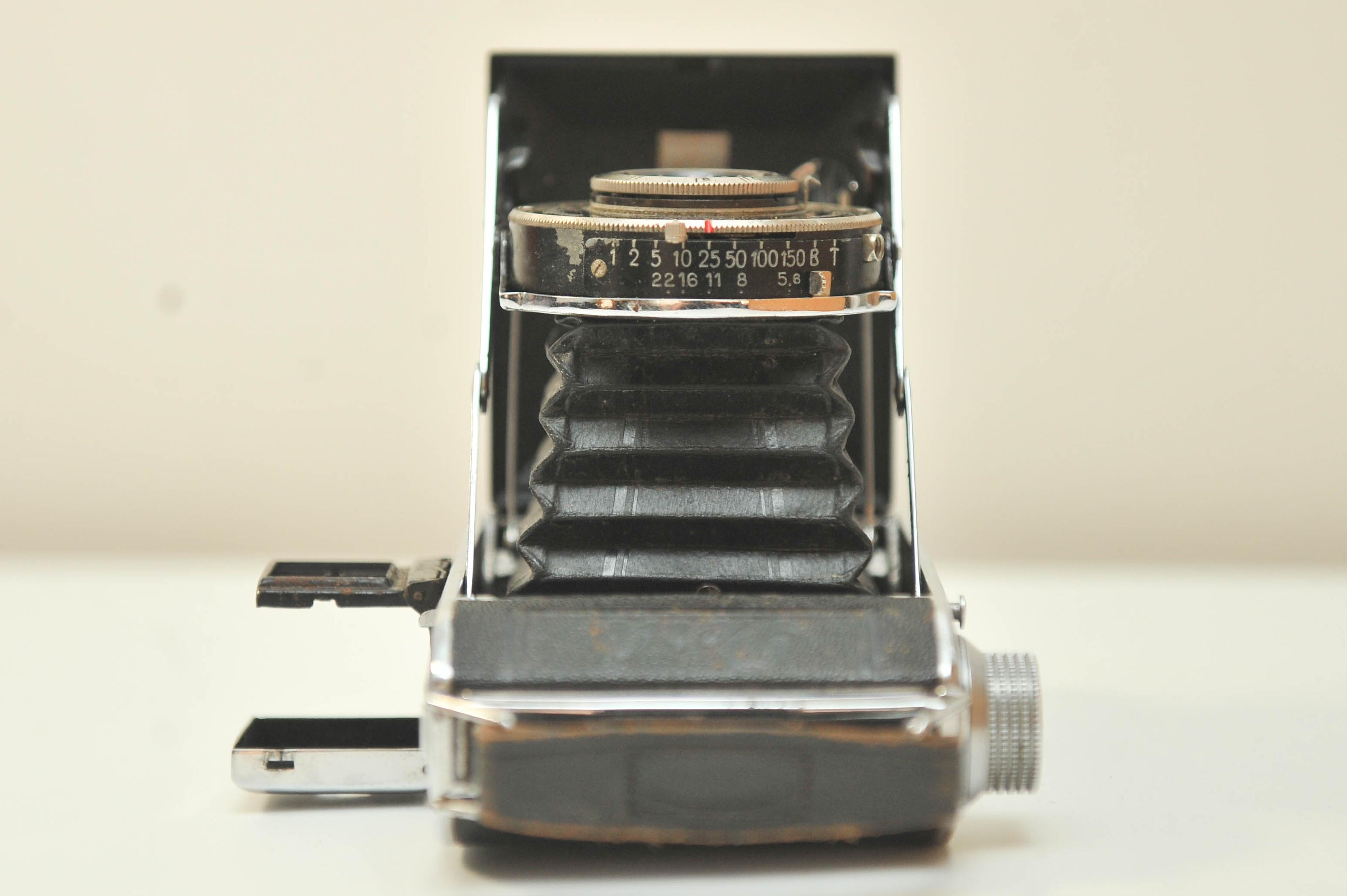 Metal Perle Welta Prontor II Folding Bellow Camera with Meyer Görlitz Fixed Lens For Sale