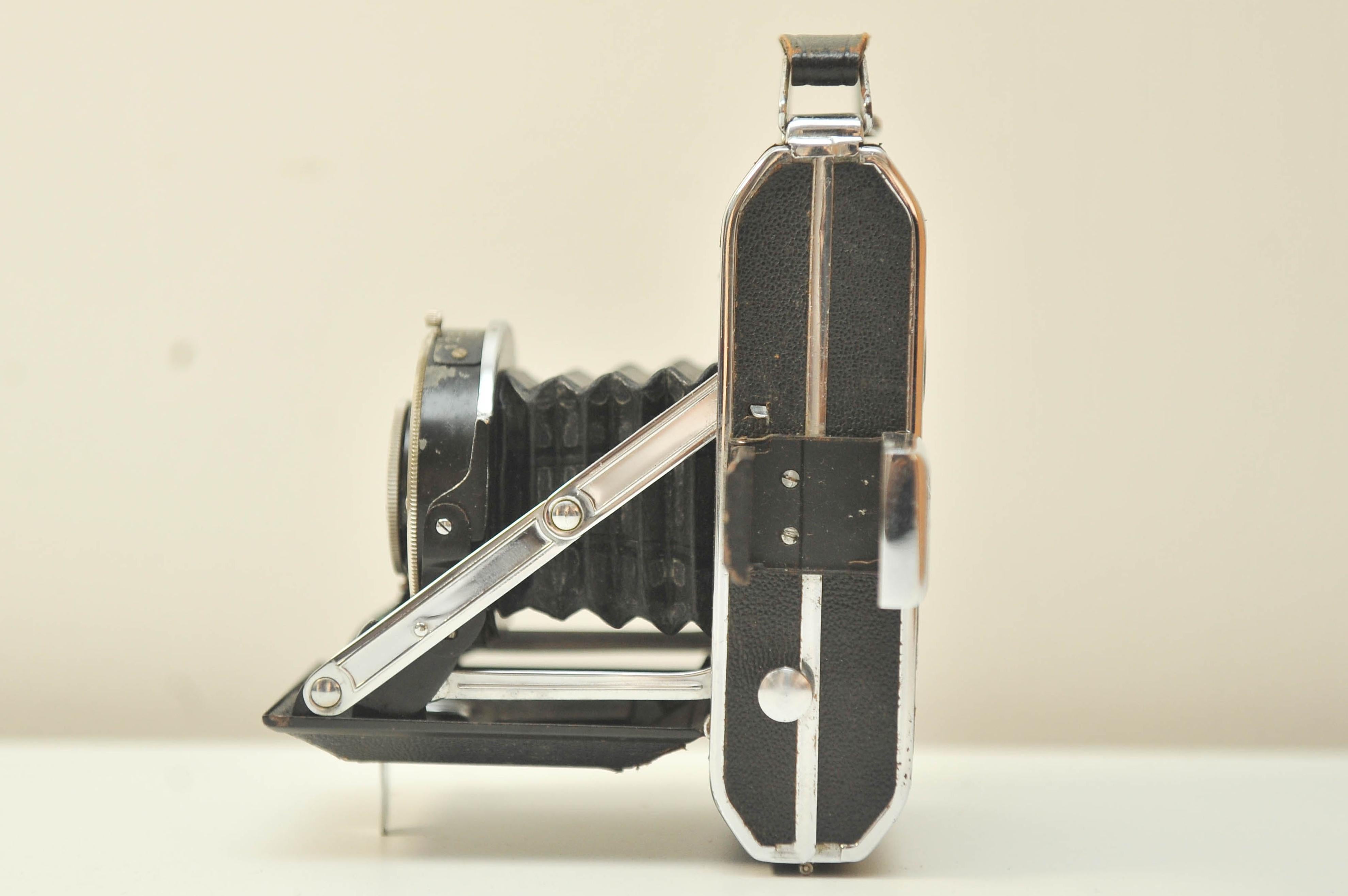 German Perle Welta Prontor II Folding Bellow Camera with Meyer Görlitz Fixed Lens For Sale