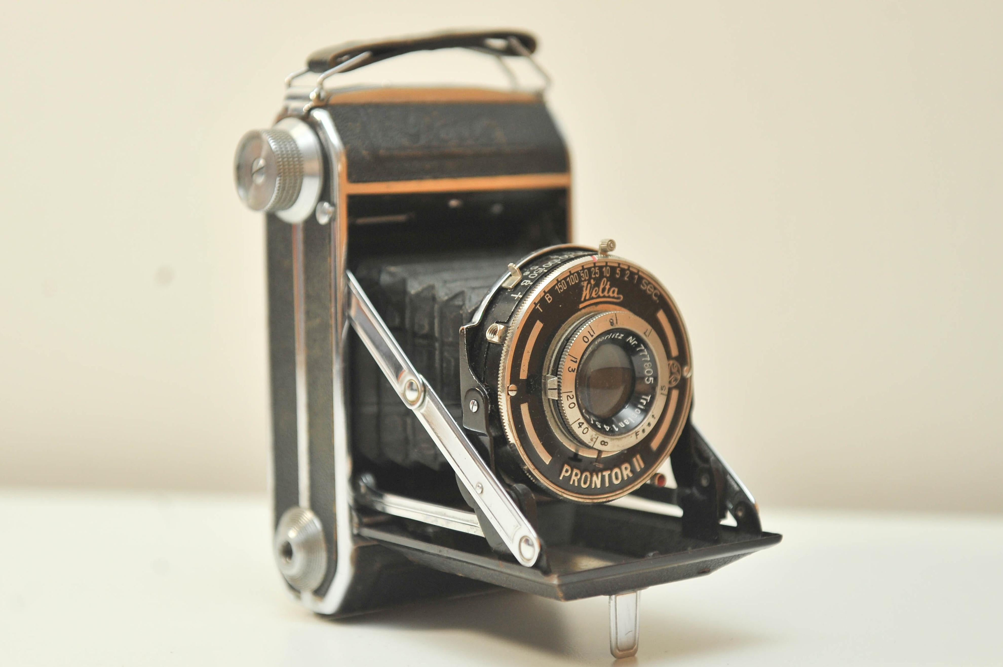20th Century Perle Welta Prontor II Folding Bellow Camera with Meyer Görlitz Fixed Lens For Sale