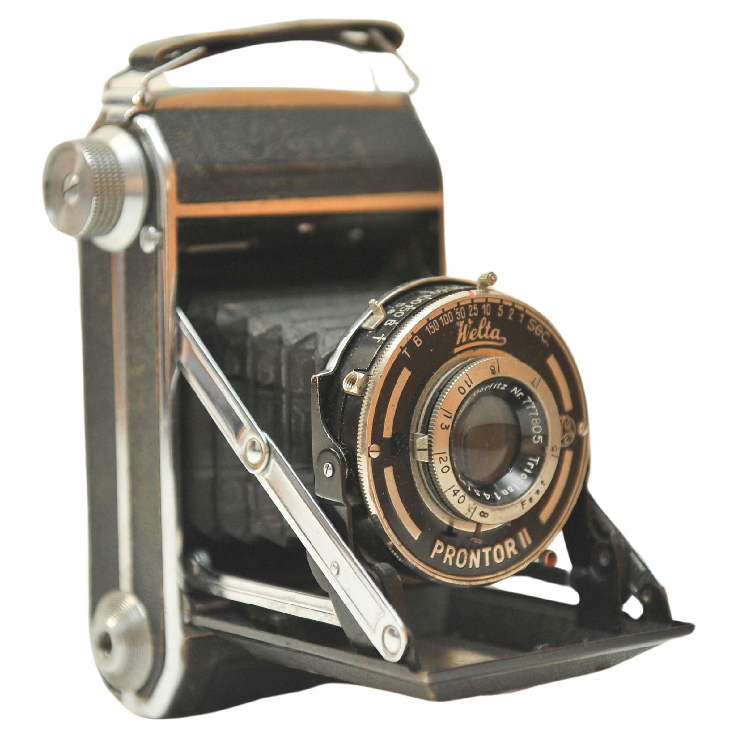 Welta Perle Prontor II Folding Bellow Camera with Meyer Görlitz Nr 777805 Trioplan 7.8cm F4.5 Lens 

Made in Germany

Welta was a successful camera maker based in Freital near Dresden.

The Perle is a series of folding cameras made by Welta in the
