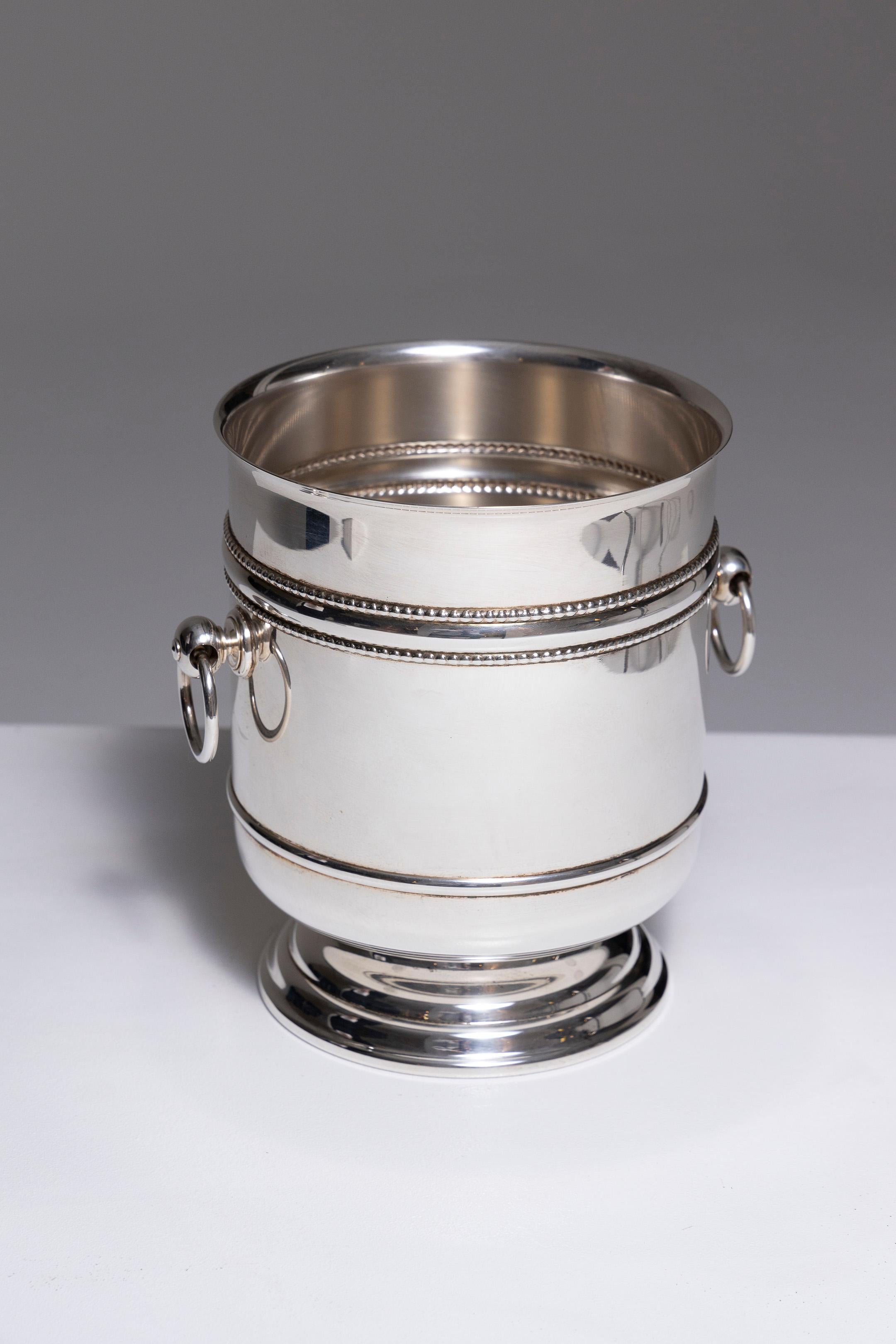 Silver-Plated Metal Champagne Bucket, Gallia Collection by the renowned silversmith Christofle. Featuring two delicate beaded borders and looped handles, hallmarked on the underside. Light surface scratches, overall in beautiful condition.
LP3840