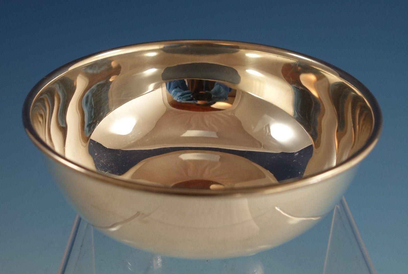 Perlita Silversmith
Modernist Mexican sterling silver bowl made by Perlita Silversmith. The piece has three ball feet. It measures 2 1/2 tall x 5 diameter, and it weighs 5 ozt. It is not monogrammed and is in excellent condition. Remarkable!
