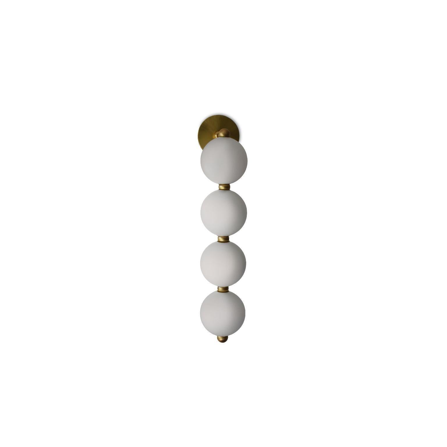 Lustre Ronde de Perles de Ludovic Clément D'armont
Dimensions : H 52 x L 17x 10 cm
4 Perles 10cm
Matériaux : Verre soufflé, laiton, DEL
Disponible également en différentes dimensions.

Toutes nos lampes peuvent être câblées en fonction de chaque
