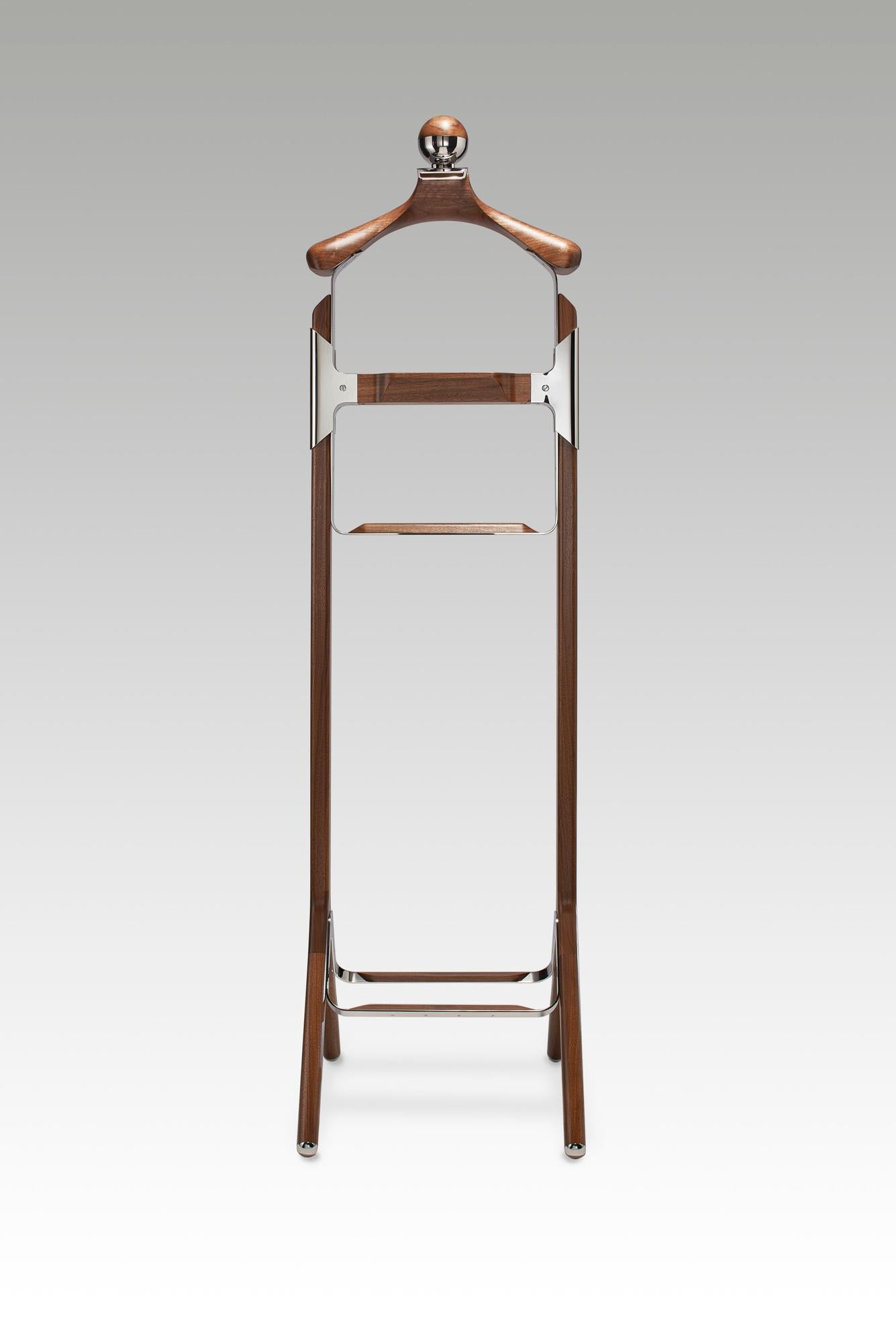 This new Valet stand is designed in close collaboration with Permanent style the UK authority on Classic and luxury menswear. The biggest such site in the country, and one of the largest globally, founded by professional journalist and editor Simon