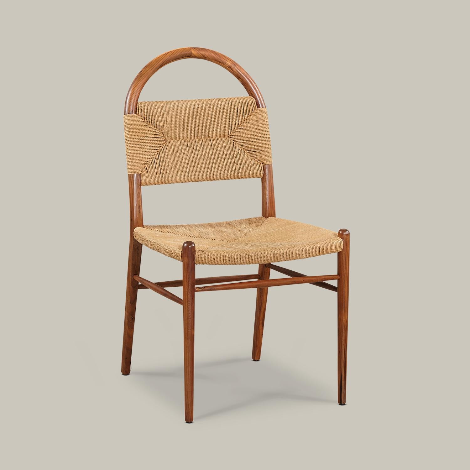 Ein bogenförmiger Massivholzrahmen durchzieht einen geflochtenen Binsenstuhl mit Armlehnen und Rückenlehne und formt so diesen wohlproportionierten, minimalistischen Stuhl für den Essbereich, den Schreibtisch, die Frisierkommode oder als Akzent in