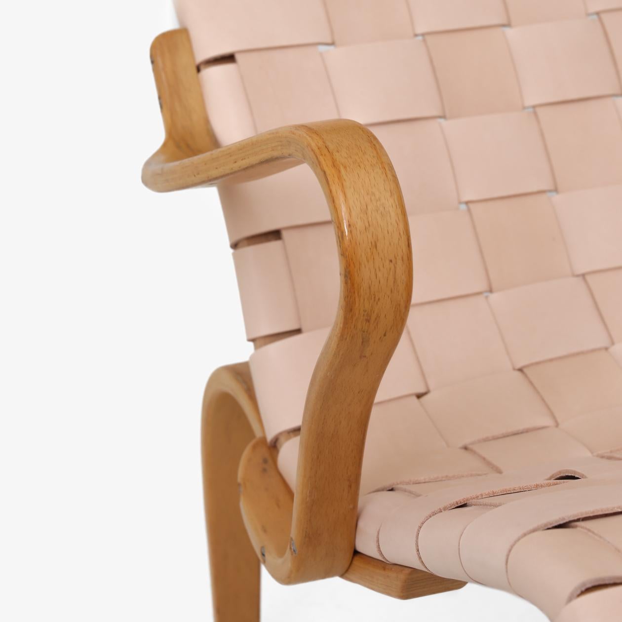 Pernilla 2 - Armchair in core leather and cushion in washed canvas. Frame in beech. Bruno Mathsson / Dux
