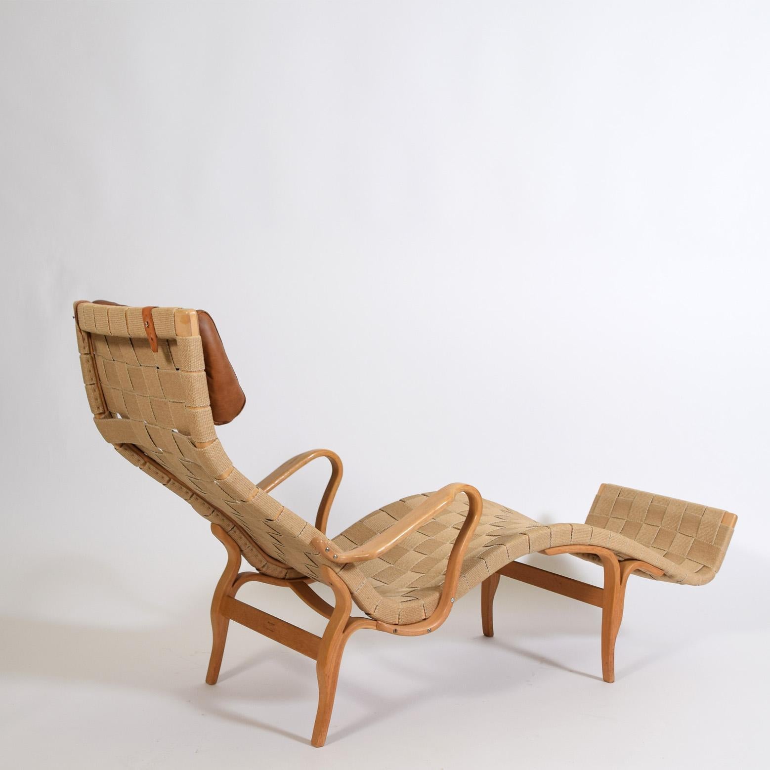 Signed Bruno Mathsson 'Pernila three' chaise longue with frame of laminated beechwood and straps made by Karl Mathsson.